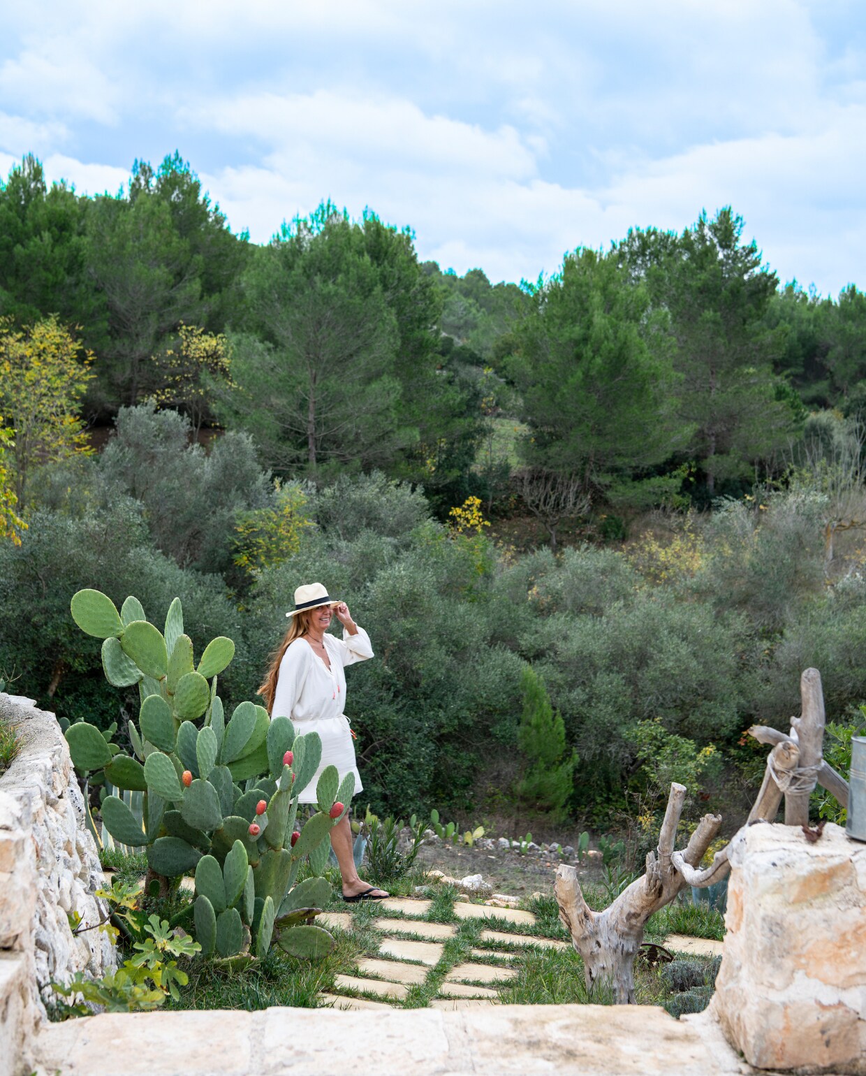 Nicole op weg naar de whirlpool. vtwonen special binnenkijken 06-2022 | productie Insidehomepage | styling Marit Saladini Platjouw | fotografie Louis Lemaire