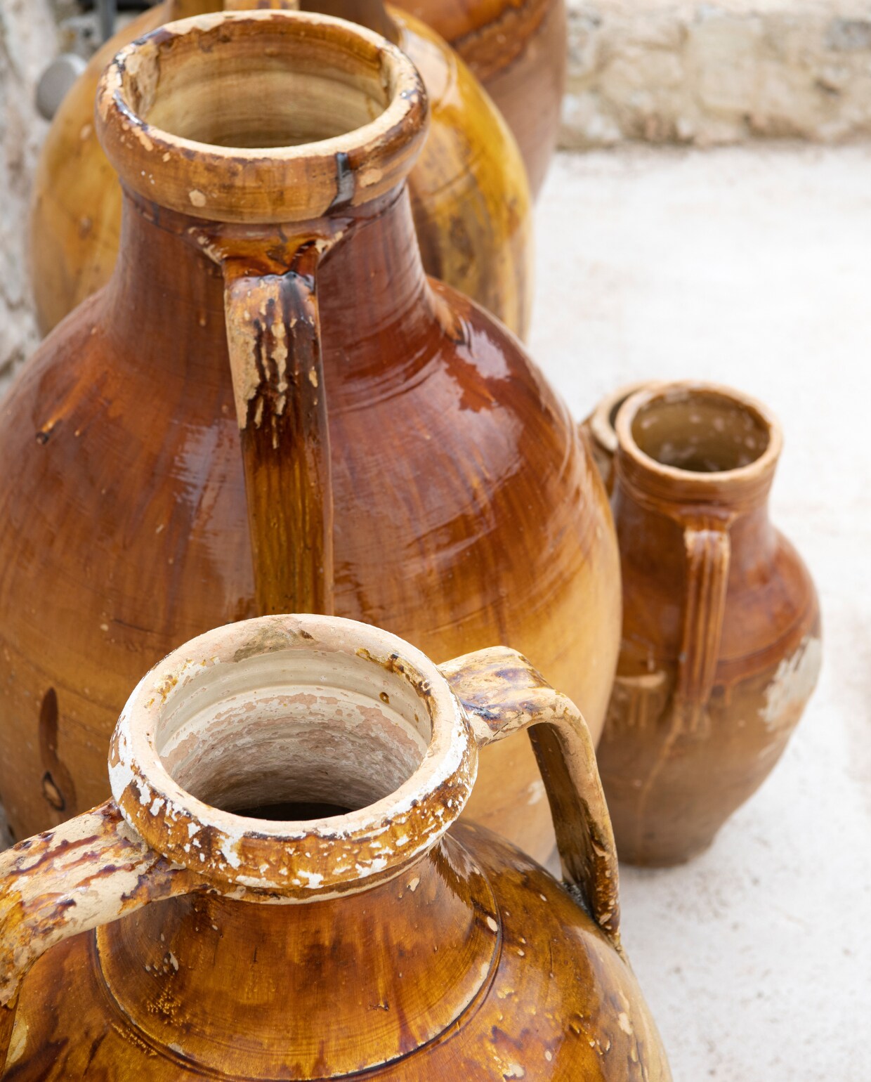Terracotta kruikvazen uit Grottaglie. vtwonen special binnenkijken 06-2022 | productie Insidehomepage | styling Marit Saladini Platjouw | fotografie Louis Lemaire