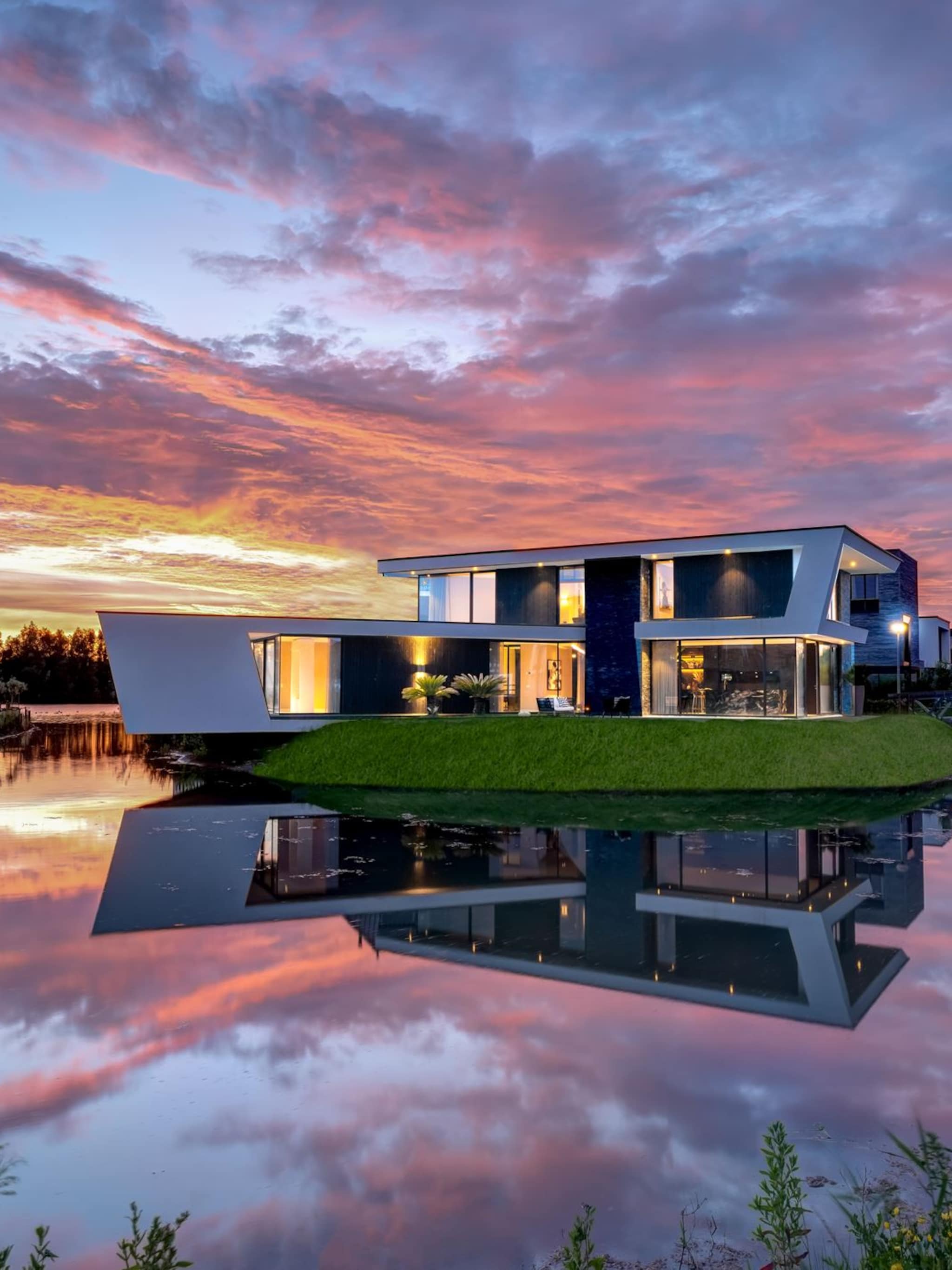 gespot futuristische villa aan het water