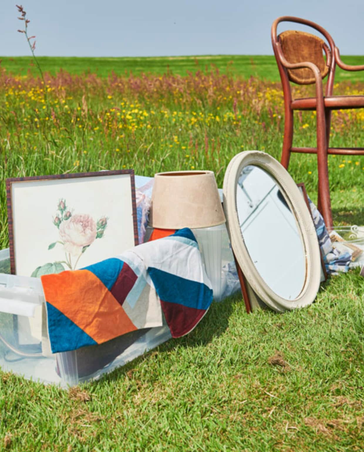 Vintage items - lampenkap, spiegel, houten stoel, sjaal en een schilderij Beeld: it Flinkeboskje