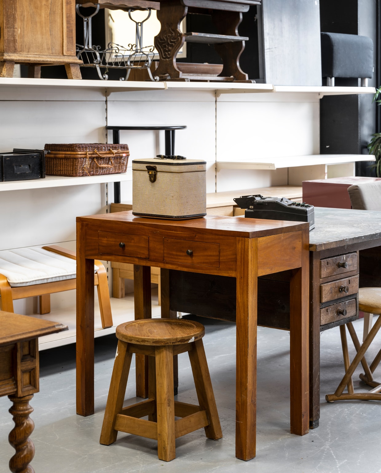 Kringloop, houten sidetable met twee lades vtwonen 01-2023 | Styling: Fietje Bruijn, Sanne Ketelaar | Fotografie: Stan Koolen, Peggy Jansen