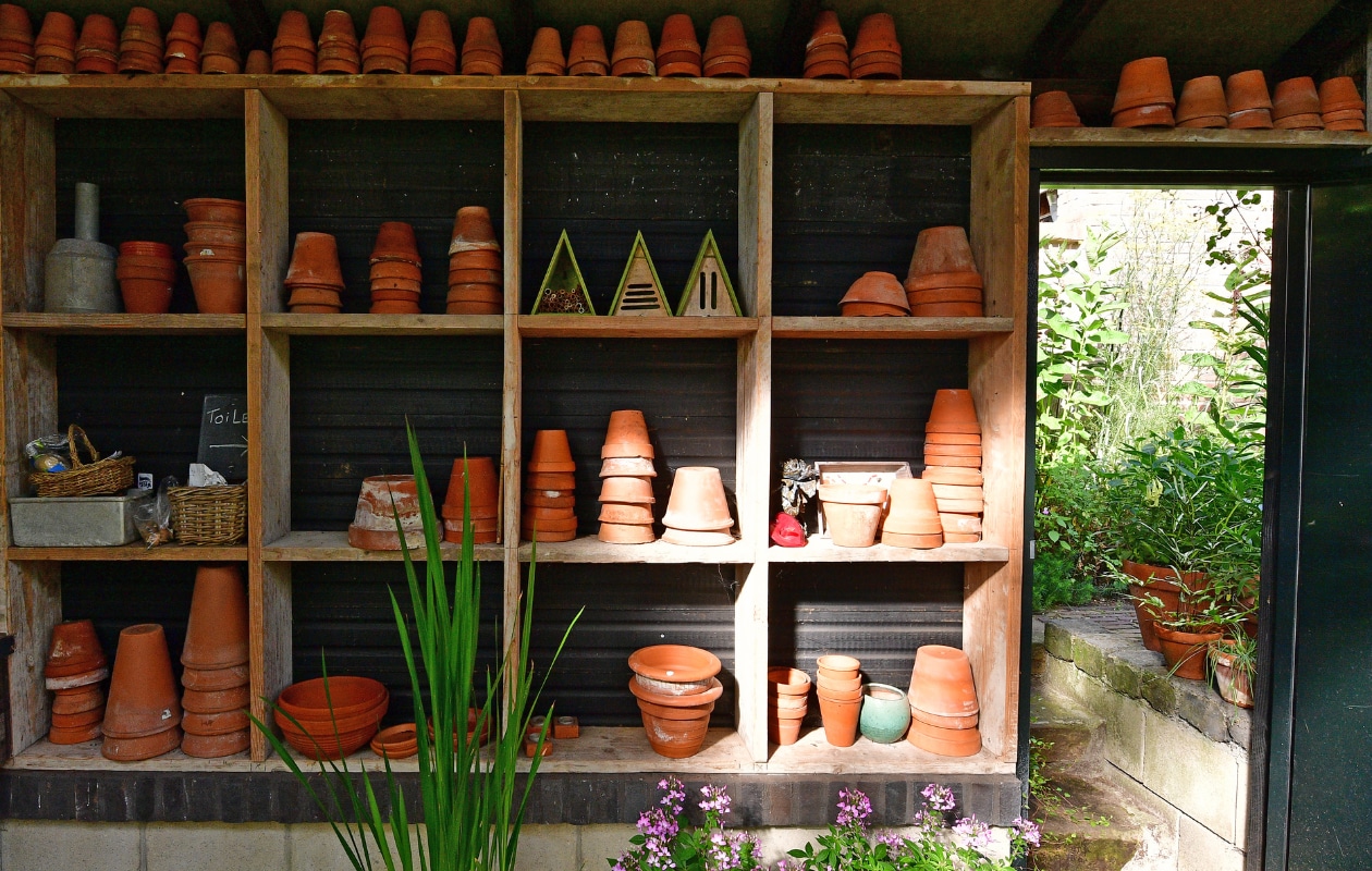 Jan is een verwoed verzamelaar van terracottapotten die hij overal vandaan haalt. Vooral Marktplaats is een goede leverancier. Terracotta is poreus; het water verdampt door de potwand heen, waardoor er makkelijk lucht bij de plantenwortels komt zodat er minder snel wortelrot optreedt. Nadeel: de plant krijgt minder water. vtwonen special tuin 04 | fotografie Sietske de Vries | styling Ina ter Haar