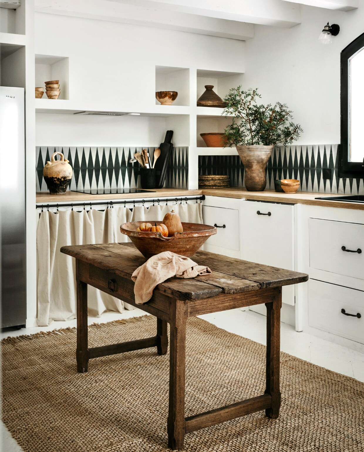 Wandtegels Cimenterie de la Tour, tafel rommelmarkt, vergelijkbaar vloerkeed Lohals van Ikea. Overig onbekend. vtwonen 06-2023 | productie Taverne Agency | styling Mari Strenghielm | fotografie Anna Malmberg