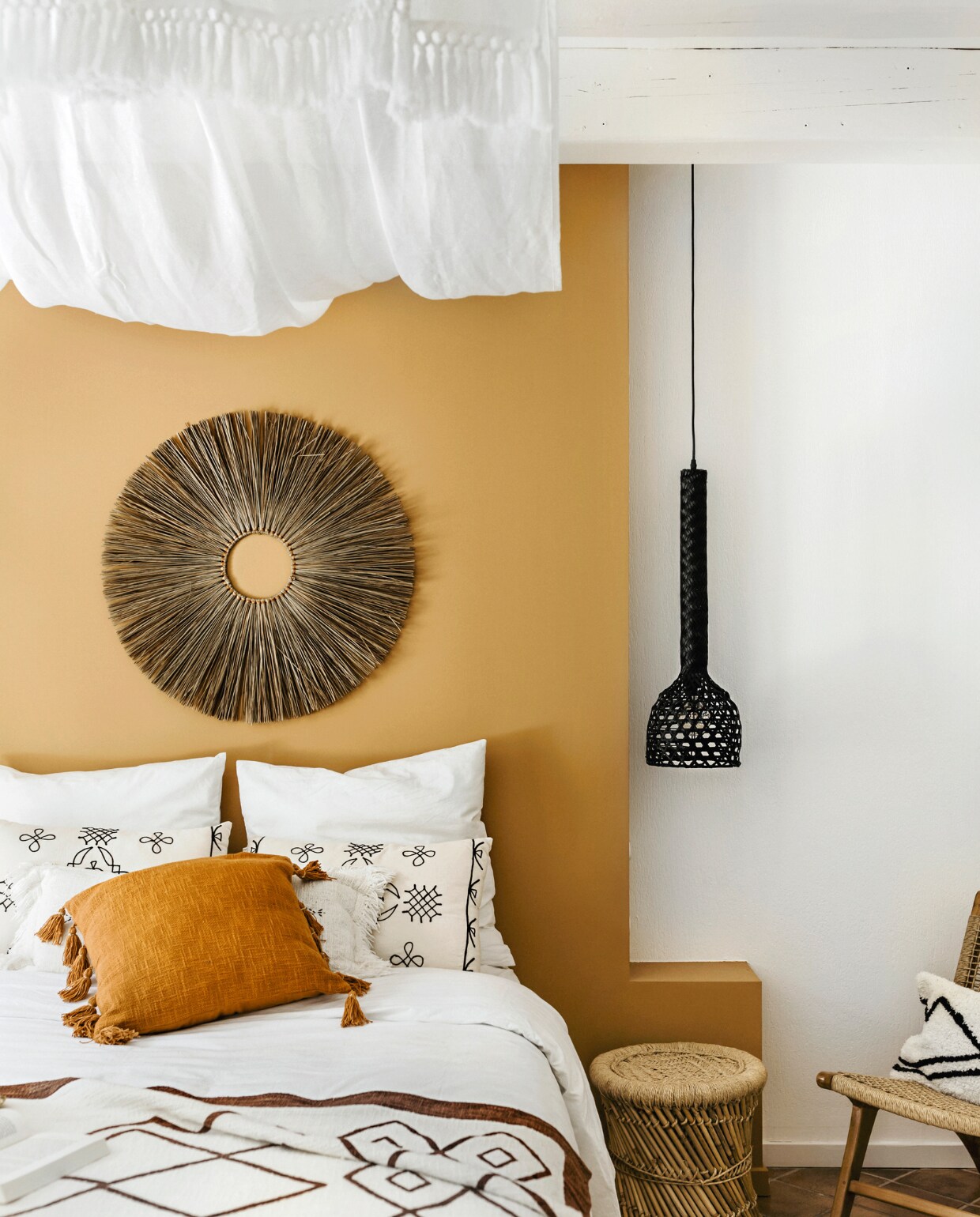 Plaid op Ibiza gekocht, hanglamp La Redoute, kussens Madam Stoltz, fauteuil Simla, wanddecoratie op Bali gekocht. vtwonen 06-2023 | productie Taverne Agency | styling Mari Strenghielm | fotografie Anna Malmberg