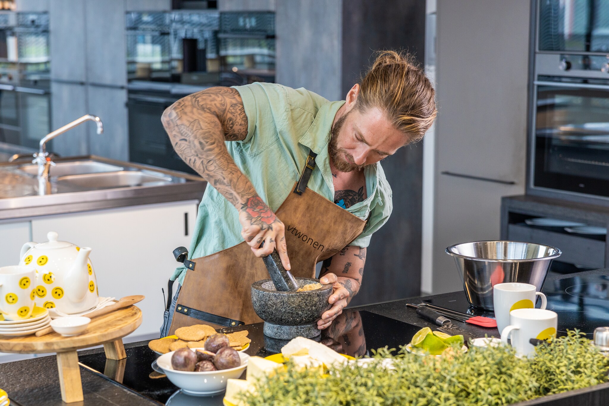 Nigel van der Horst met het Smile-servies van vtwonen fotografie Tim de Jong