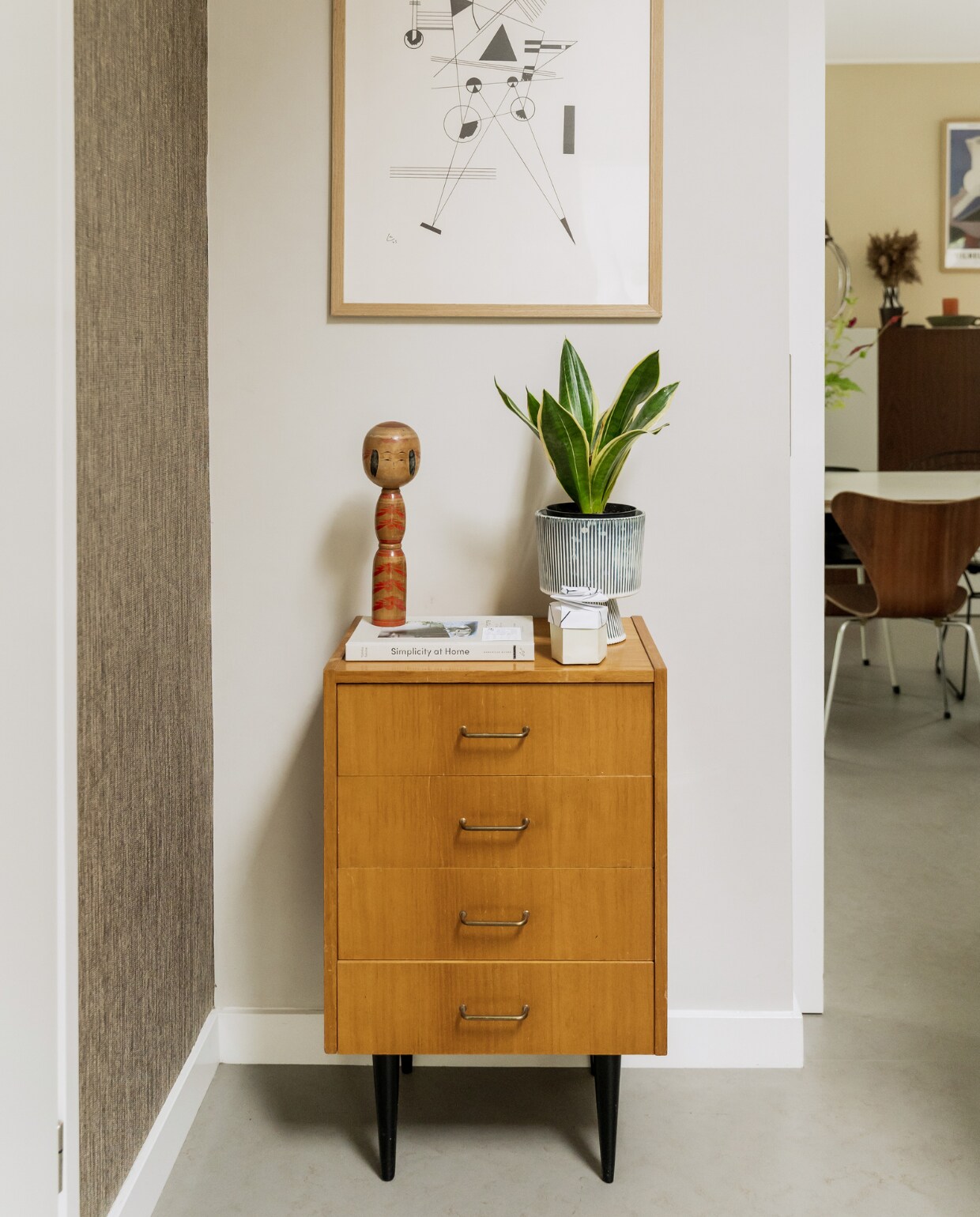 Vliesbehang Rodeo van Karwei. Vintage ladekast Zilverduin. Tweedehands kokeshi-pop ’t Japanse Winkeltje. Wassily Kandinsky-poster Etsy. vtwonen special binnenkijken 03-2023 | productie CocoFeatures | styling Laurien Deken | fotografie Inge Korver