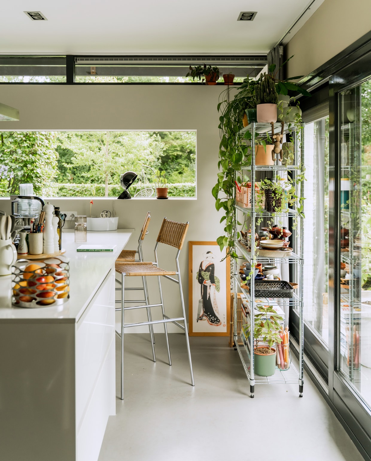 Verfkleur links Chalk en rechts Dune van Painting The Past. Keuken Siematic. Kraan Dornbracht. Fruitschaal Stelton. Barkrukken Martin Visser voor Spectrum. Kast Ikea. Bloempotten kringloop. Ingelijst doek gekocht in Japan. Tafellamp Dalu van Vico Magistretti voor Artemide. vtwonen special binnenkijken 03-2023 | productie CocoFeatures | styling Laurien Deken | fotografie Inge Korver
