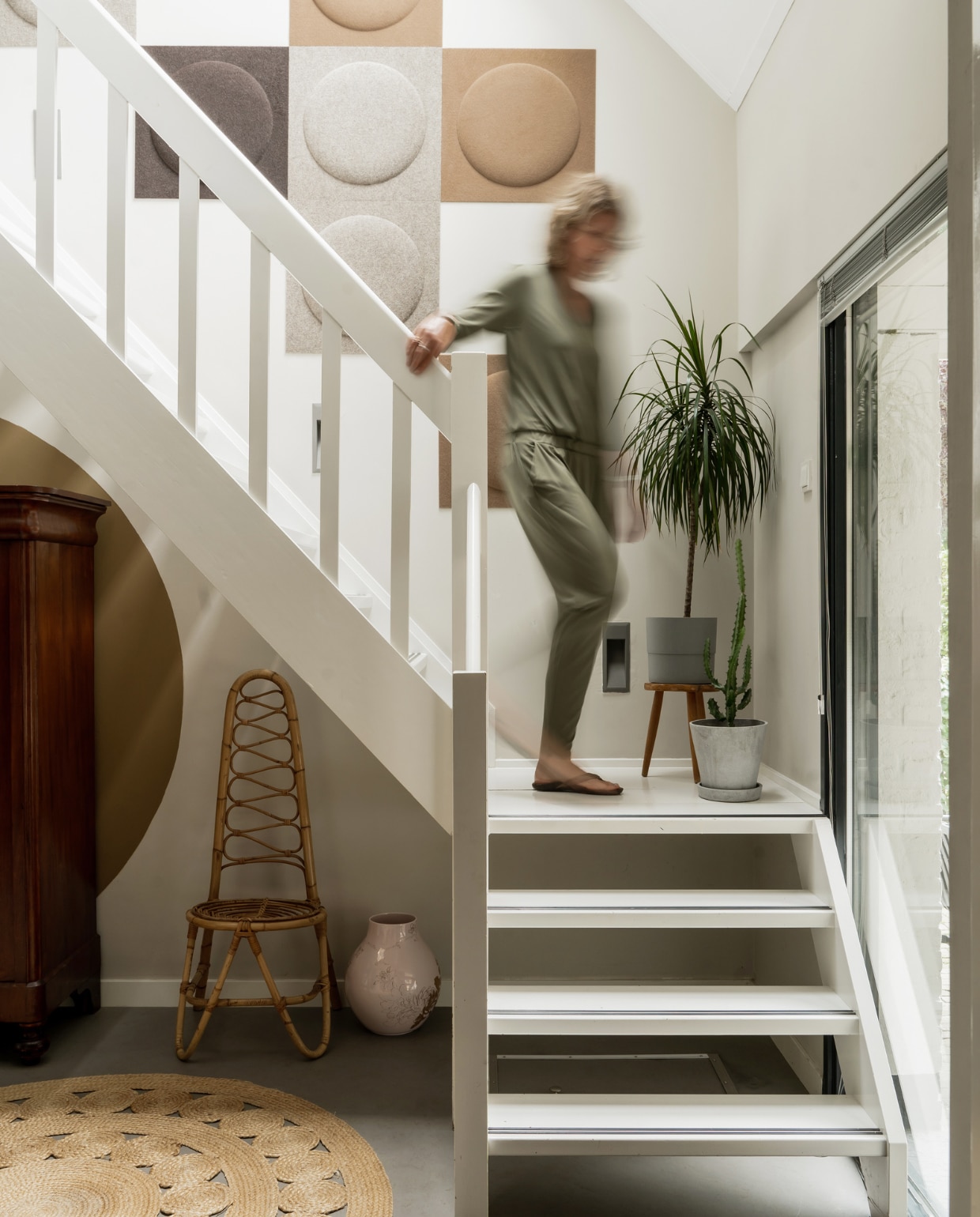 Verfkleur muur Chalk van Painting The Past en cirkel Spiced Honey van Flexa. Vloerkleed Karwei. Stoel kringloop. Vaas Jonsberg van Ikea. Muurpanelen Wallfelt. vtwonen special binnenkijken 03-2023 | productie CocoFeatures | styling Laurien Deken | fotografie Inge Korver