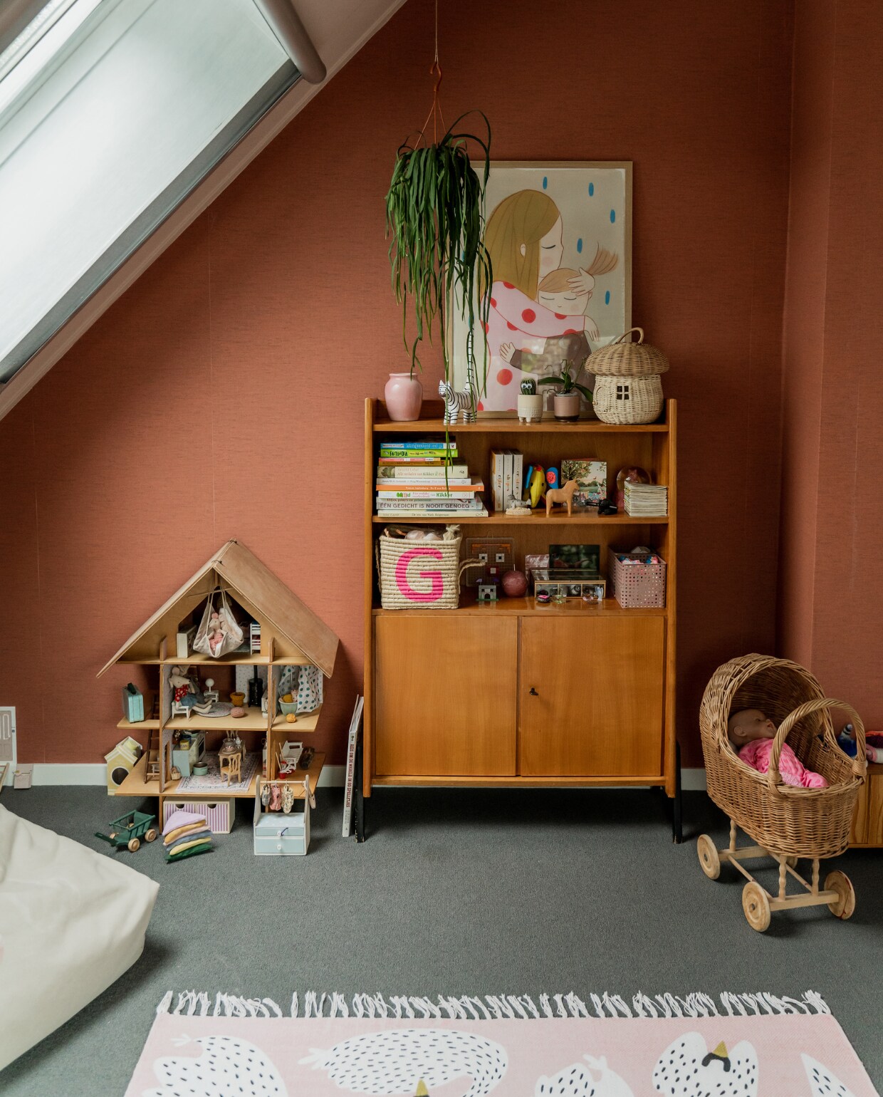 Vliesbehang Terra van Praxis. Poppenhuis, kast, houten kat en poppenwagen vintage. Poppenhuisinrichting Skattich en Sweet Dollhouse. Vloerkleed Swan van Lakaluk. Poster Marta Abad Blay. Roze vaas Holder Interiors. Paddenstoelenmand Olli Ella. Rieten mand Rice. Houten paard uit Zweden. Overig onbekend. vtwonen special binnenkijken 03-2023 | productie CocoFeatures | styling Laurien Deken | fotografie Inge Korver