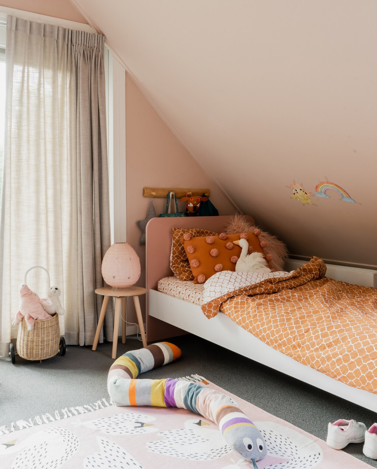 Verfkleur Pink Nudity van Flexa. Gordijnen Texture van Enjoy21. Bed April van Misterbed. Hoeslaken Swedish Linen. Dekbedovertrek Witlof For Kids. Zwanenknuffel Jellycat. Vloerkleed Swan van Lakaluk. Slang Ferm Living. Tafellamp Konges Slojd. Mand Olli Ella. Knuffels Ikea. vtwonen special binnenkijken 03-2023 | productie CocoFeatures | styling Laurien Deken | fotografie Inge Korver