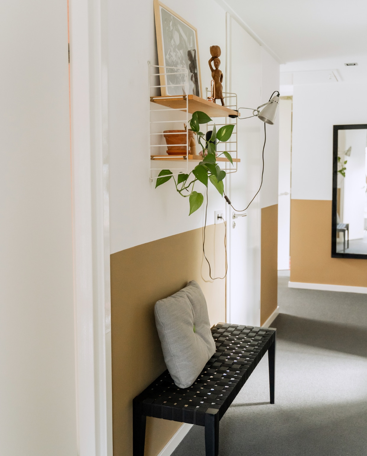 Verfkleur Spiced Honey van Flexa. Lamp Ikea. Kussen Hay. Overig onbekend. vtwonen special binnenkijken 03-2023 | productie CocoFeatures | styling Laurien Deken | fotografie Inge Korver