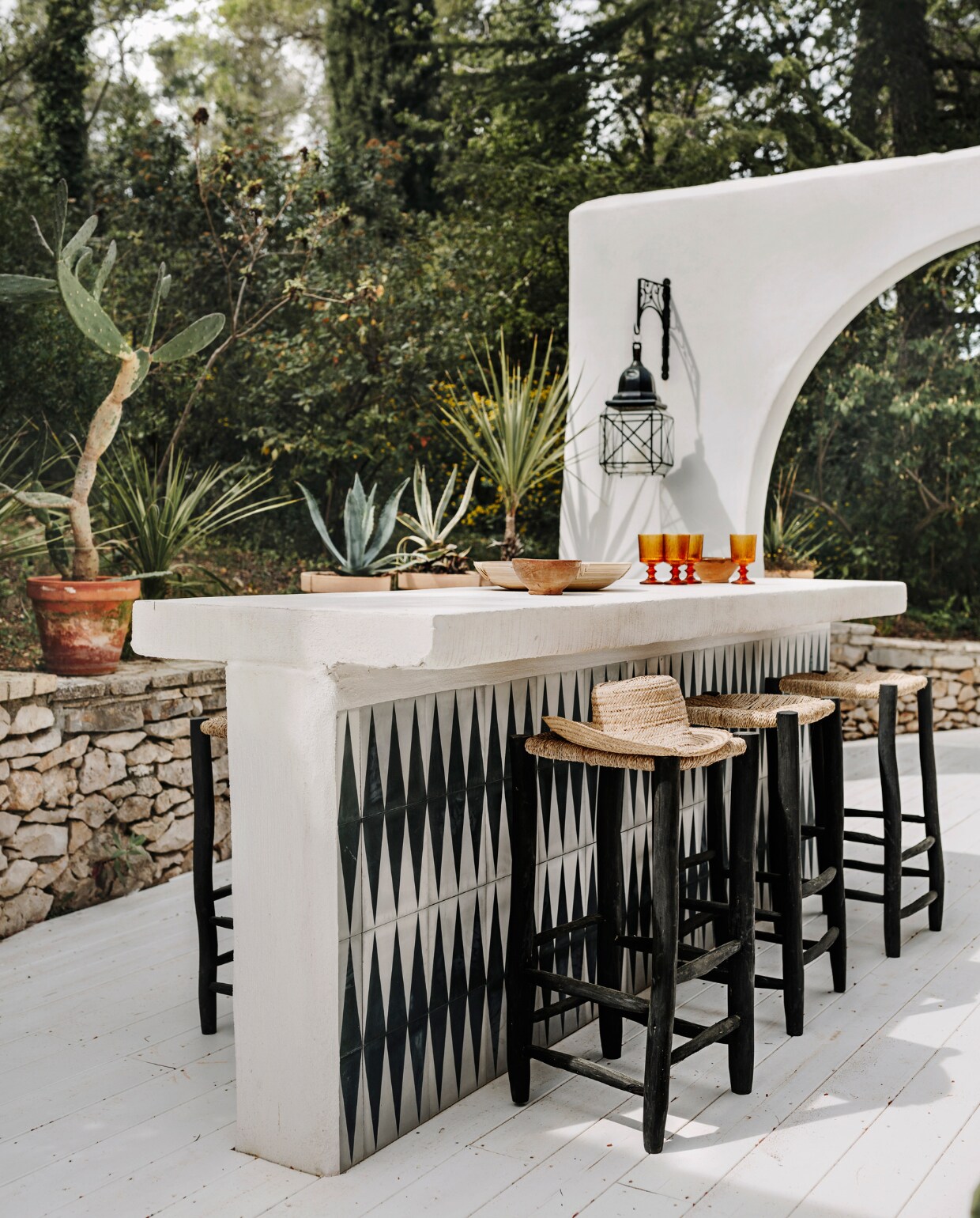 Barkrukken zijn gemaakt in Marokko. Vergelijkbare bamboe bijzettafels Ganon van Sklum. Overig onbekend. vtwonen 06-2023 | styling Mari Strenghielm | fotografie Anna Malmberg