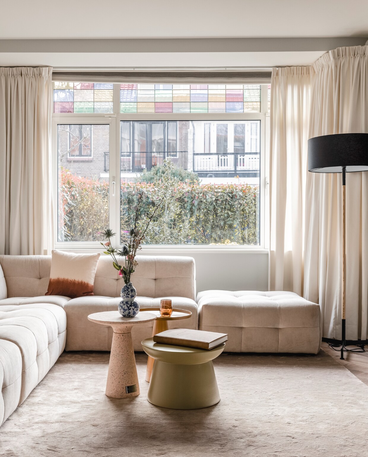 Elementenbank Cluny in de stof Unique Naturel 01 Eijerkamp, met 7 jaar All in House Service, Vloerlamp Stoklamp Eijerkamp. Groene bijzettafel Earthenware van HKliving, roze bijzettafel Victoria van Zuiver, mosterdgele bijzettafel Force van Leitmotiv, plafondlamp Superslim van Philips, Delftsblauwe vaas Dutch Delight van &amp;k amsterdam vtwonen.nl/shop. Gordijnen en bruin glas privébezit Weer verliefd op je huis aflevering 8 seizoen 18 | styling Frans Uyterlinde | fotografie Sonja Velda