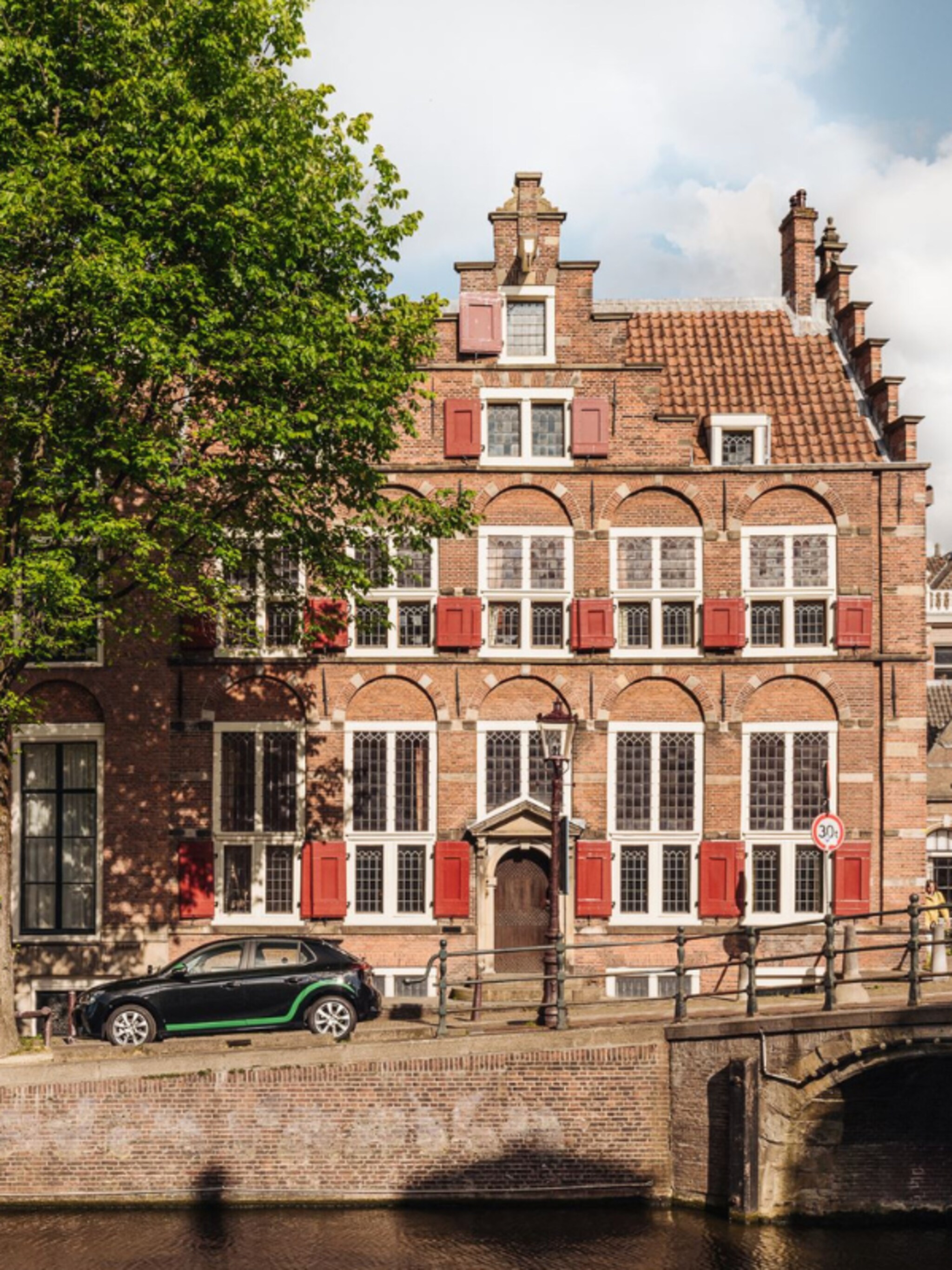 gespot het oudste huis aan de drie grachten in hartje amsterdam