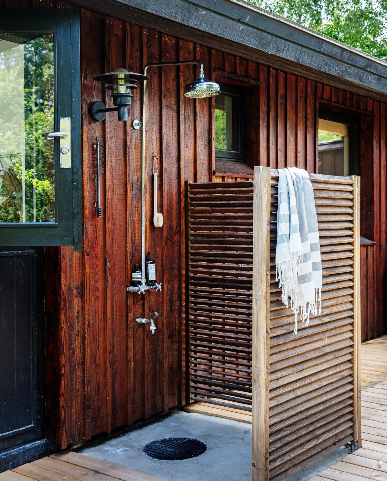 Douchehoek zelfgemaakt. Douche Damixa. Handdoek Algan. vtwonen special binnenkijken 06-2022 | productie Living Inside | Styling Rikke Graff Juel | fotografie Christina Kayser O.