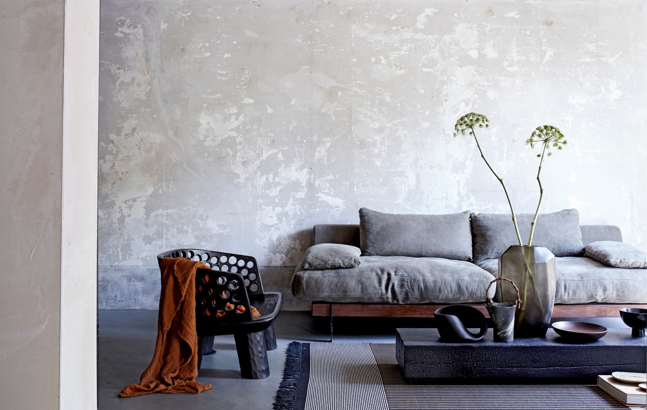 Zwarte houten fauteuil, zwart object op salontafel (badenbaden.nl). Bank Ciel met linnen bekleding van l’Authentique, 220x100x70 cm (bxdxh) (deruverfenbehang.nl). Vloerkleed grotendeels gemaakt van papier, 240x170 cm (lxb) (vloerkledenwinkel.nl). Roestkleurige plaid, zwarte kom op voet (hm.com). Salontafel van zwart gebrand hout, glazen vaas (covanderhorst.nl). Keramieken kan met bamboe handvat (japansewinkeltje.nl). Ovaal zandkleurig keramieken bord (desimonewayland.com). Houten schotel (restored.nl). Overig privébezit. vtwonen 09-2019 | styling Danielle Verheul | fotografie Petra Steenkamer | assistentie Elle van der Geest, Demelza Krens en Toos Nauta