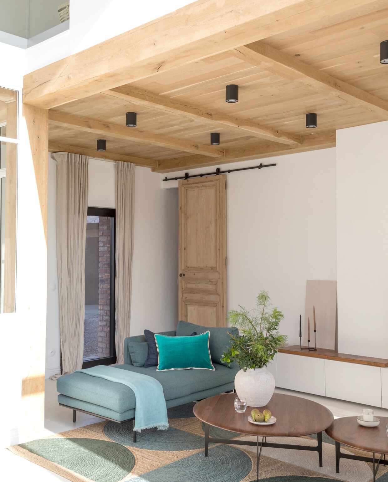 Bank Made, vloerkleed en kussens Elitis, salontafels Am.pm via La Redoute, vaas Zara Home, dressoir en linnen gordijnen Ikea, plafondspots Philips. Schuifdeur rommelmarkt. Rails bouwmarkt. Overig onbekend. vtwonen 06-2023 | productie AC Scoffoni | styling Marie-Maud Levron | fotografie Cecile Perrinet-Lhermitte