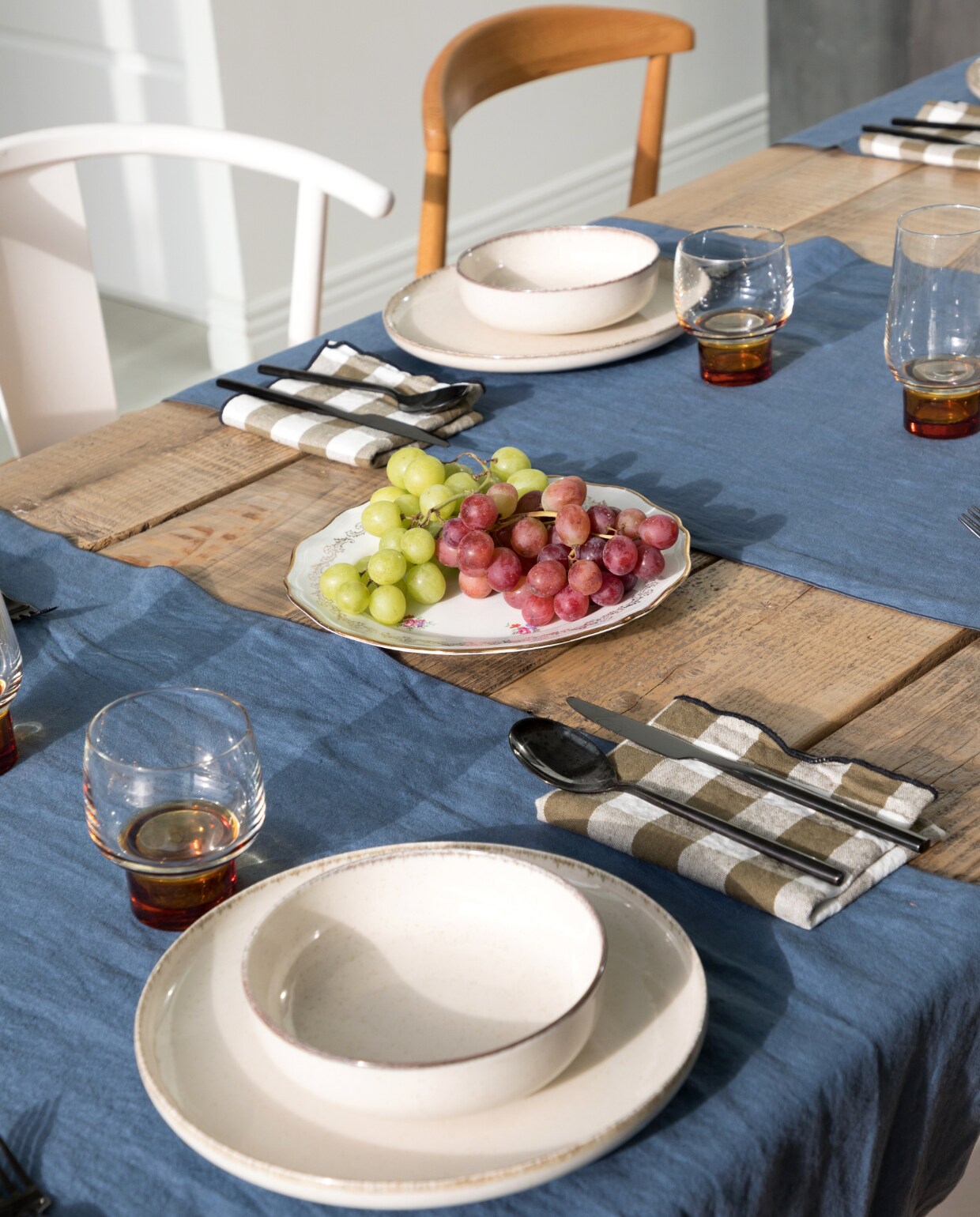 Tafel zelfgemaakt, stoelen Am.pm via La Redoute, tafellinnen Caravane, servies H&amp;M Home. vtwonen 06-2023 | productie AC Scoffoni | styling Marie-Maud Levron | fotografie Cecile Perrinet-Lhermitte
