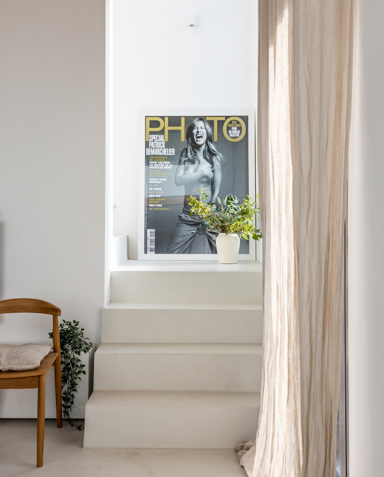 Gordijnen Ikea, foto rommelmarkt Braderie de Lille, stoel Am.pm via La Redoute. vtwonen 06-2023 | productie AC Scoffoni | styling Marie-Maud Levron | fotografie Cecile Perrinet-Lhermitte