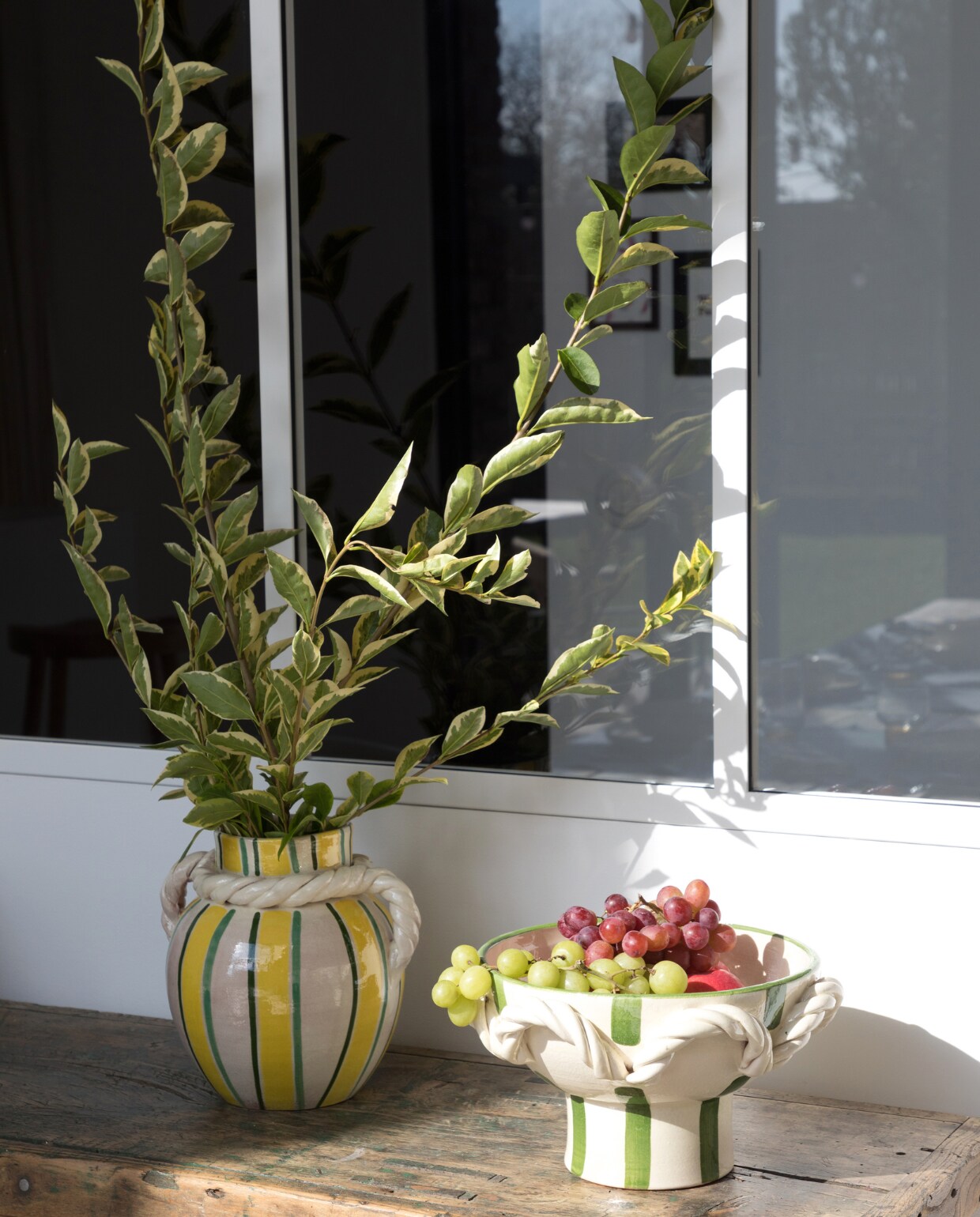 Sidetabel rommelmarkt, vaas en schaal Am.pm via La Redoute. vtwonen 06-2023 | productie AC Scoffoni | styling Marie-Maud Levron | fotografie Cecile Perrinet-Lhermitte