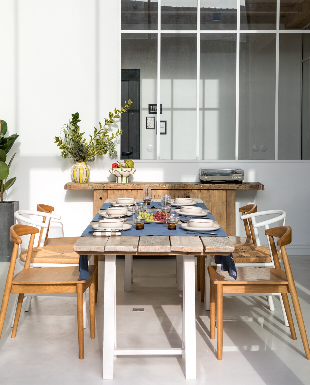 Eettafel zelfgemaakt, onderstel rommelmarkt. Sidetable Parijse rommelmarkt. Stoelen, schaal en vaas Am.pm via La Redoute, tafellinnen Caravane, servies H&amp;M Home. vtwonen 06-2023 | productie AC Scoffoni | styling Marie-Maud Levron | fotografie Cecile Perrinet-Lhermitte