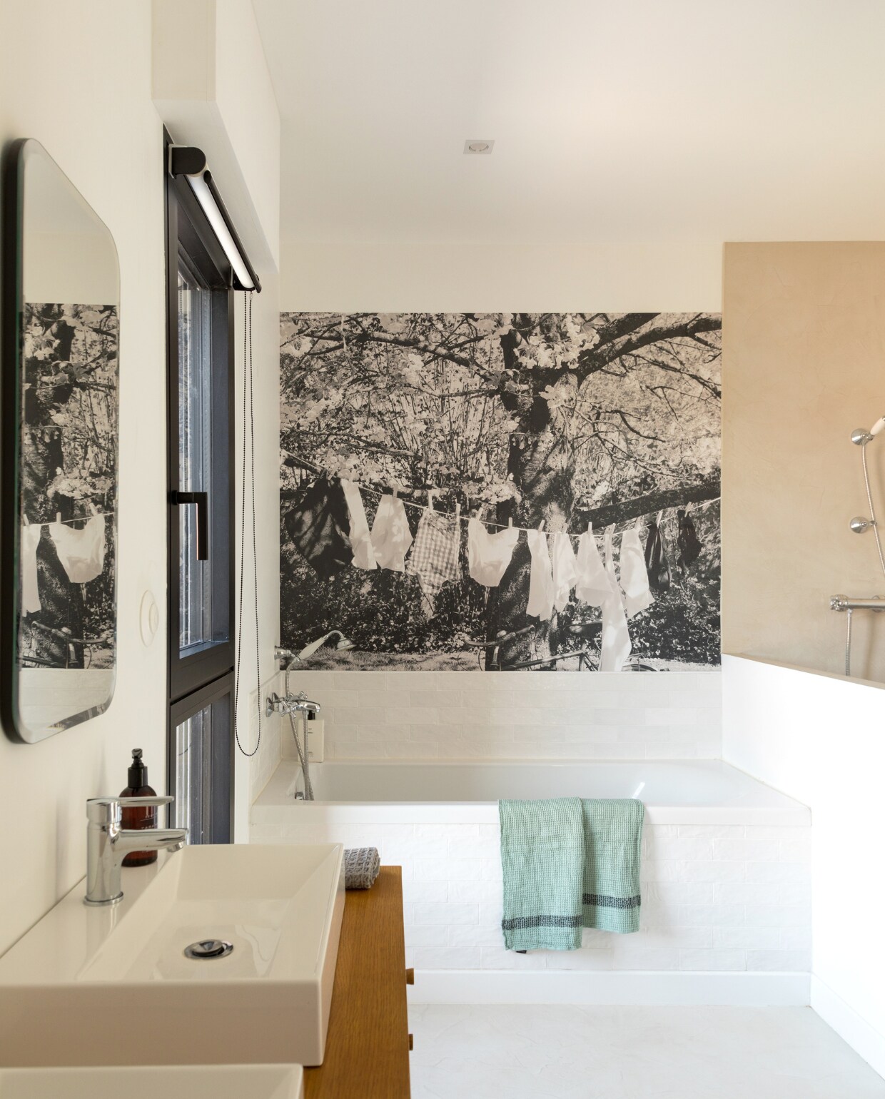 Op maat gemaakt behang By Format Z. Badkamermeubel La Redoute, wastafel Leroy Merlin, spiegel Zara Home, handdoek Harmony. vtwonen 06-2023 | productie AC Scoffoni | styling Marie-Maud Levron | fotografie Cecile Perrinet-Lhermitte