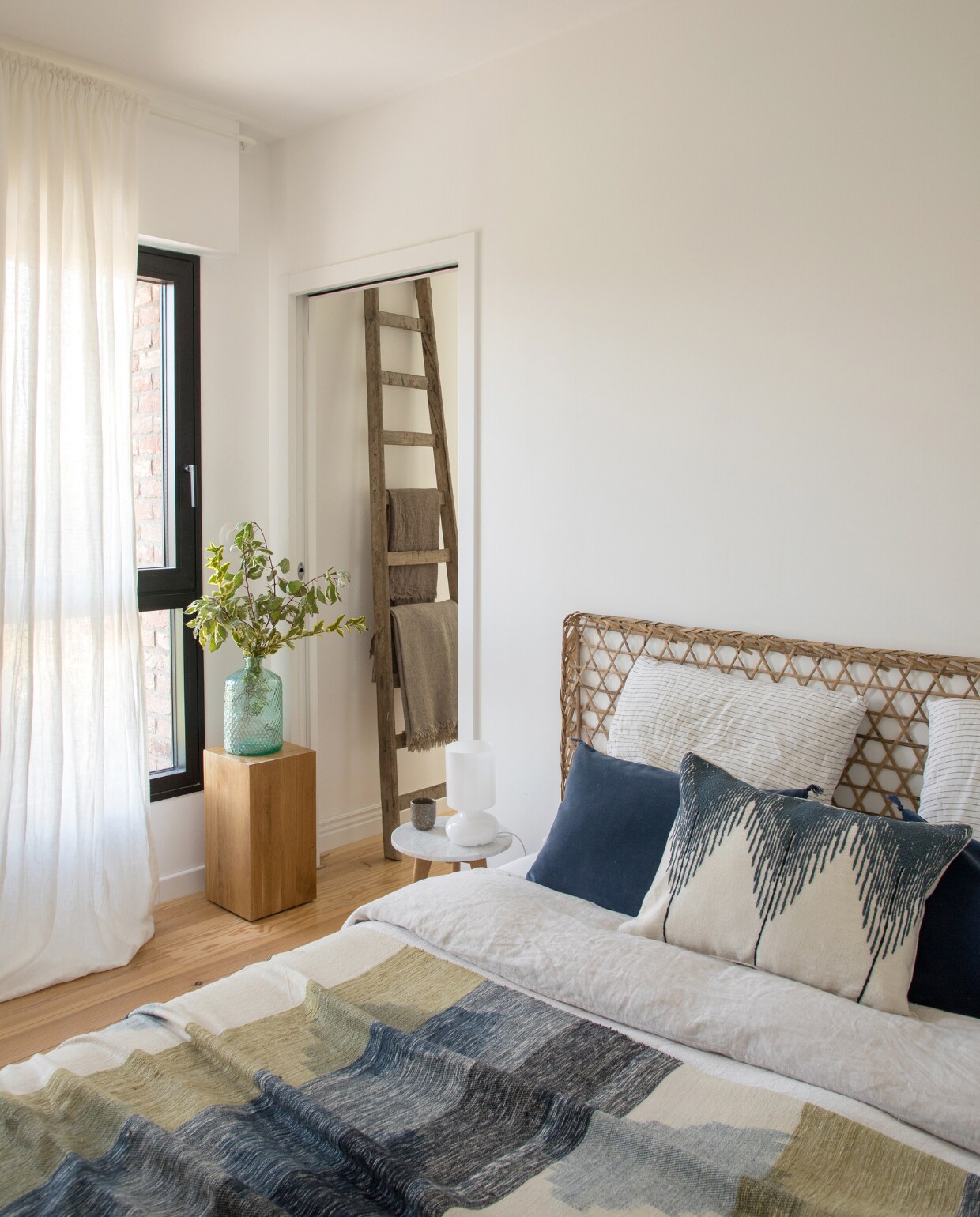 Hoofdbord en beddengoed Caravane, kussens Elitis, plaid Zara Home. Houten sokkel en bijzettafel Alinea.‘Dame Jeanne’-gistfles Braderie de Lille. Lamp naast bed en gordijnen Ikea.Antieke ladder van de boerderij van Célines grootvader. Beige dekens Caravane. Vloerdelen van de bouwmarkt. vtwonen 06-2023 | productie AC Scoffoni | styling Marie-Maud Levron | fotografie Cecile Perrinet-Lhermitte