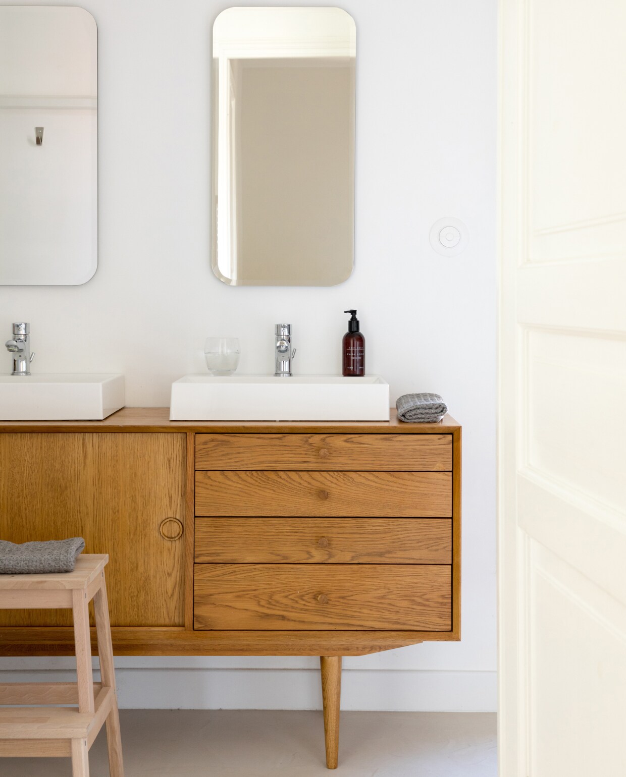 Badkamermeubel La Redoute, wasbakken Leroy Merlin, spiegels Zara Home, kruk Ikea. vtwonen 06-2023 | productie AC Scoffoni | styling Marie-Maud Levron | fotografie Cecile Perrinet-Lhermitte