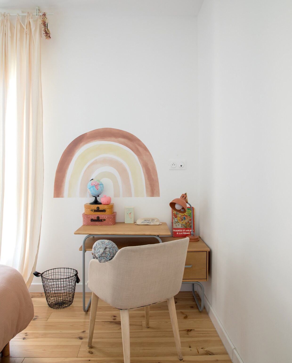 Bureau Zara Home, stoel Alinea, gaasmand rommelmarkt, regenboog-afbeelding Smallable. Overig onbekend. vtwonen 06-2023 | productie AC Scoffoni | styling Marie-Maud Levron | fotografie Cecile Perrinet-Lhermitte