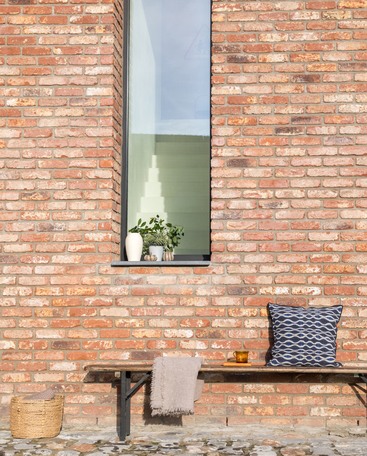 Picknickbank gered uit een werkplaats, kussen Maison de Vacances. Overig onbekend. vtwonen 06-2023 | productie AC Scoffoni | styling Marie-Maud Levron | fotografie Cecile Perrinet-Lhermitte