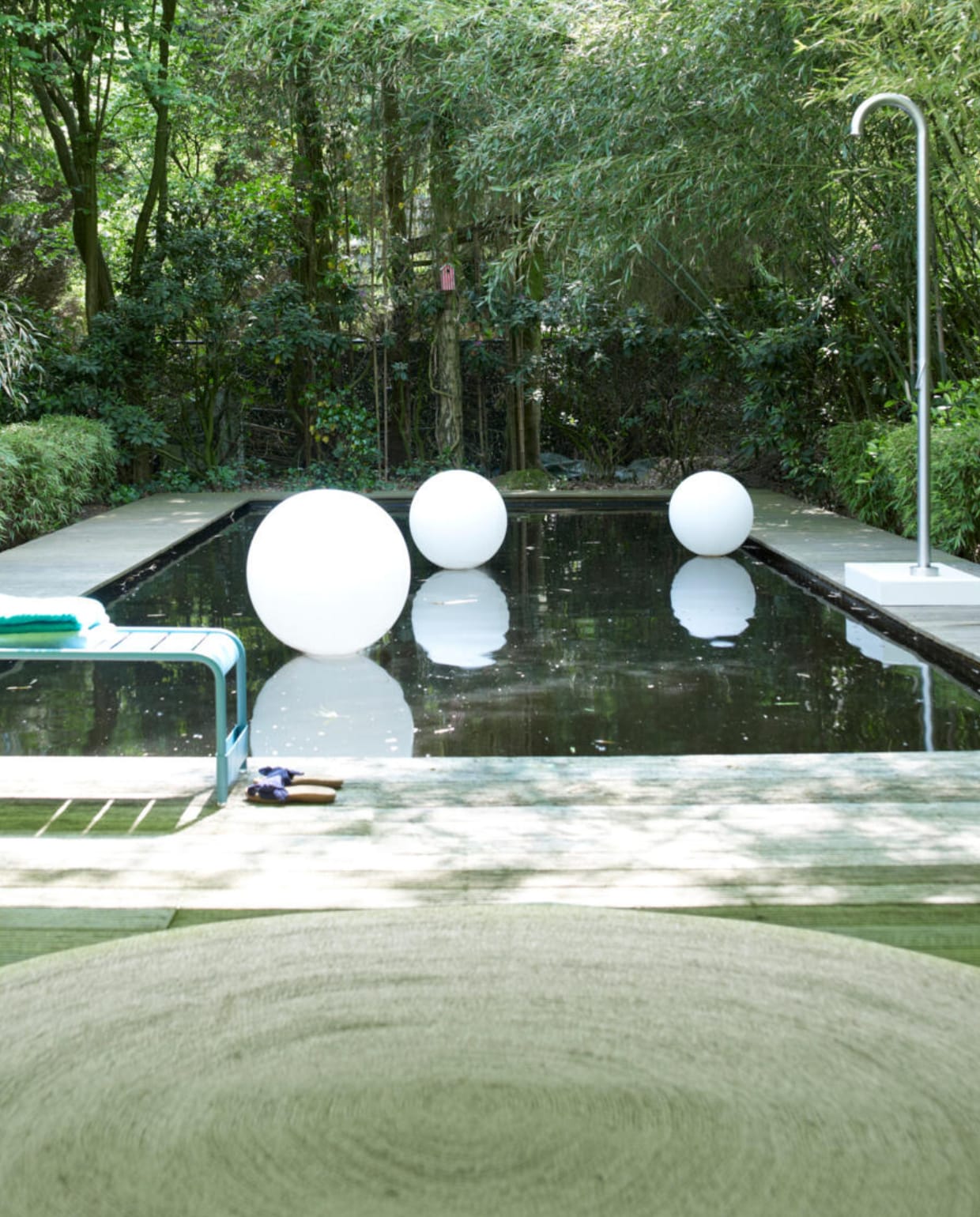 Zwembad, tuin, bankje met handdoek, slippers, tuinkleed, buitendouche vtwonen 09-2012 | Fotografie Tjitske van Leeuwen | Styling Marianne Luning
