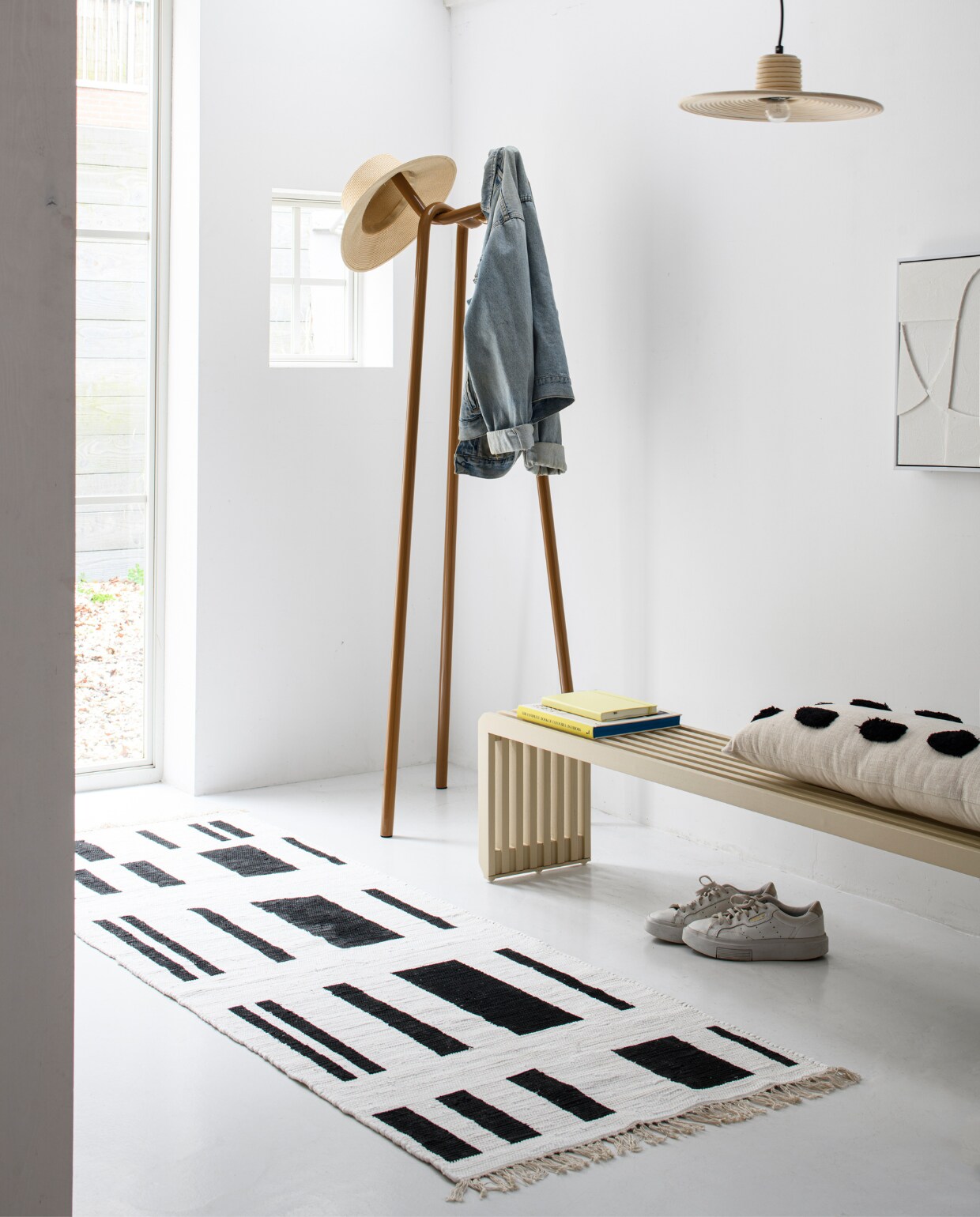 Sungkaihouten bank Slatted van HKliving, 164x27x35 cm (bxdxh), kapstok Knit van Hay, 49,5x50,5x161,5 cm (bxdxh), duurzaam rotan hanglamp Balance S van Zuiver, 35x150 cm (Øxh), kunstwerk Beija van Kave Home, 32x5x42 cm (bxdxh), set van 2, geborduurd kussen van vtwonen, 31x71 cm (vtwonen.be/shop). Overig privébezit. vtwonen 07-2023 diy | styling Kelly van Gendt, Corrien Flohil | fotografie Louis Lemaire
