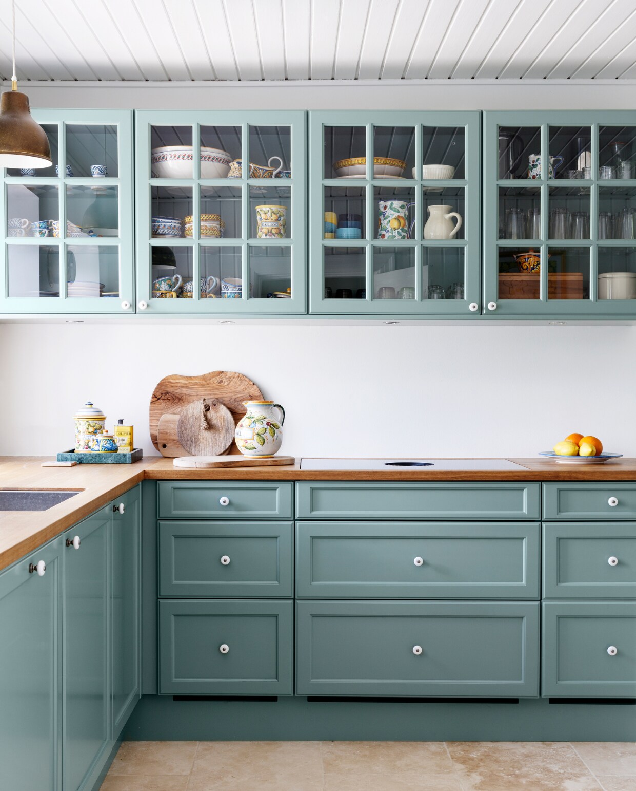 Keuken Hanstholm. Snijplanken Lillegården Bed &amp; Breakfast. Groenmarmeren dienblad H&amp;M Home. Servies meegenomen uit Sicilië. vtwonen special binnenkijken 06-2022 | productie Living Inside | styling Rikke Graff Juel | fotografie Christina Kayser O.