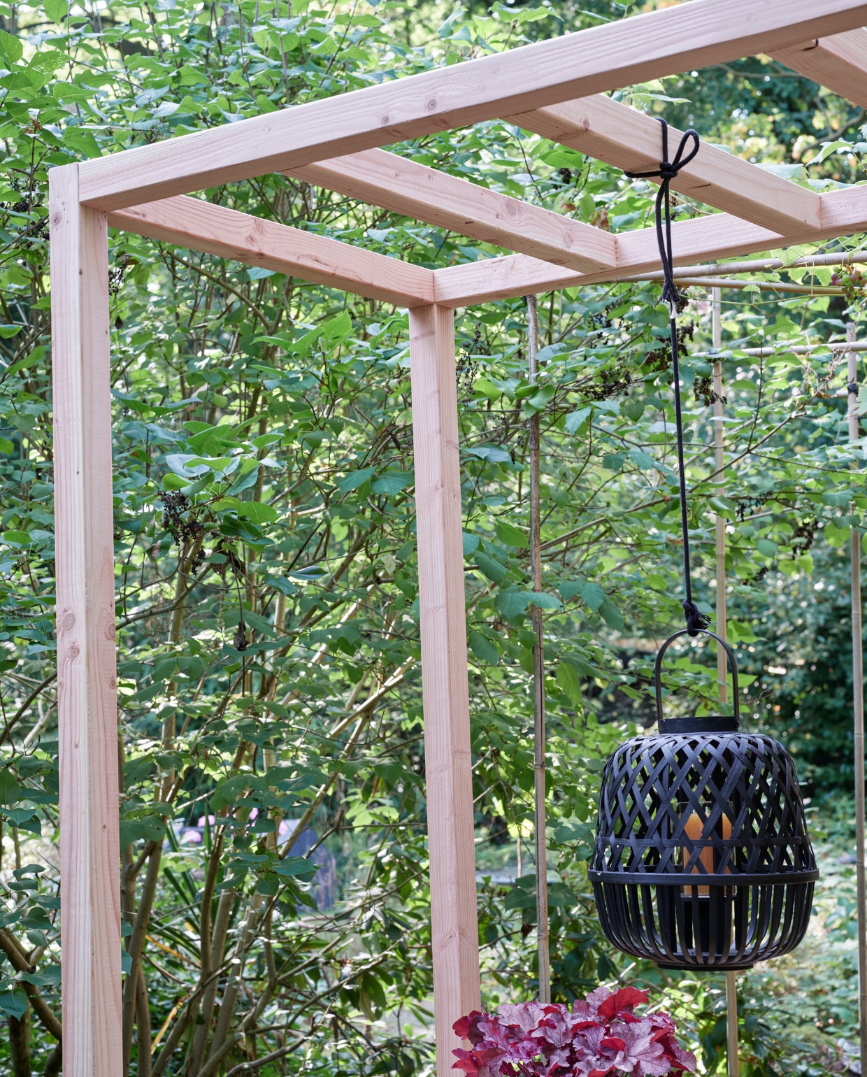 Foto’s deze en vorige pagina: tuinbank Luxembourg van Fermob, stoelen Palisade Chair van Hay (vtwonen.nl). Tafelkleed van okergele stof (patickkarteris.nl). Hoge vaas, diepe borden Glaze (kwantum.nl). Bamboe lantaarn, schaaltjes, schaal (intratuin.nl). Sisal schaal (hm.com). Linnen servetten (hm.com). vtwonen tuin special 5 2022 | diy large | Styling Moniek Visser | Fotografie Sven Benjamins