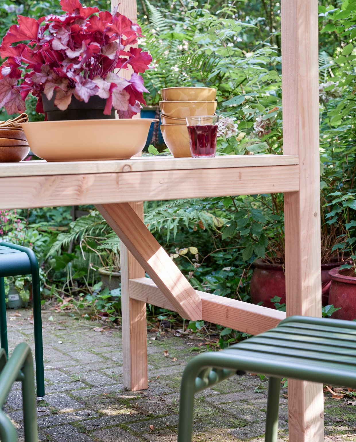 Foto’s deze en vorige pagina: tuinbank Luxembourg van Fermob, stoelen Palisade Chair van Hay (vtwonen.nl). Tafelkleed van okergele stof (patickkarteris.nl). Hoge vaas, diepe borden Glaze (kwantum.nl). Bamboe lantaarn, schaaltjes, schaal (intratuin.nl). Sisal schaal (hm.com). Linnen servetten (hm.com). vtwonen tuin special 5 2022 | diy large | Styling Moniek Visser | Fotografie Sven Benjamins