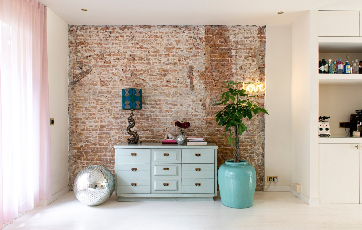 Dressoir van Bettina’s vader geweest, discoballen Kitsch Kitchen, lampvoet Wunderkammer in Gent, lampenkap Studio Querencia. Turquoise bloempot Loods 5, plant Green Bubble. Lamp Love van A Little Lovely Company. Stopcontact Gira. Tostiapparaat Milantoast. Overig onbekend. vtwonen 07-2023 | productie De Binnenkijkers | styling Jeske Weel | fotografie Caroline Coehorst