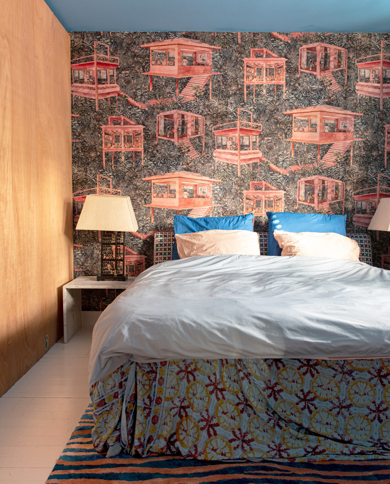 Behang Palafitas Amazonia van Arte, muurverf in Bisletti van IJm Colour, lampen uit Bangkok, vloerkleed Zebra van Studio Vacay, beddengoed Suite702, nachtkastje van Bettina’s ouders geweest. vtwonen 07-2023 | productie De Binnenkijkers | styling Jeske Weel | fotografie Caroline Coehorst