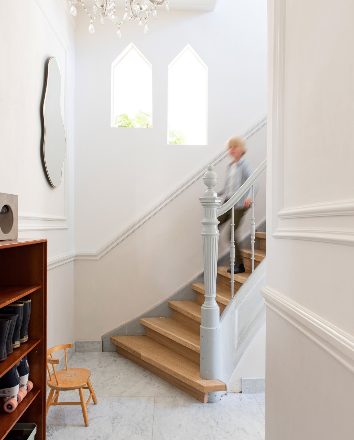 Verfkleur muur Slaked Lime Mid van Little Greene. Kast en stoel Marktplaats. Spiegel Pond van Ferm Living. Overig onbekend. vtwonen special binnenkijken 03-2023 | productie De Binnenkijkers | styling Jeske Weel  fotografie Caroline Coehorst
