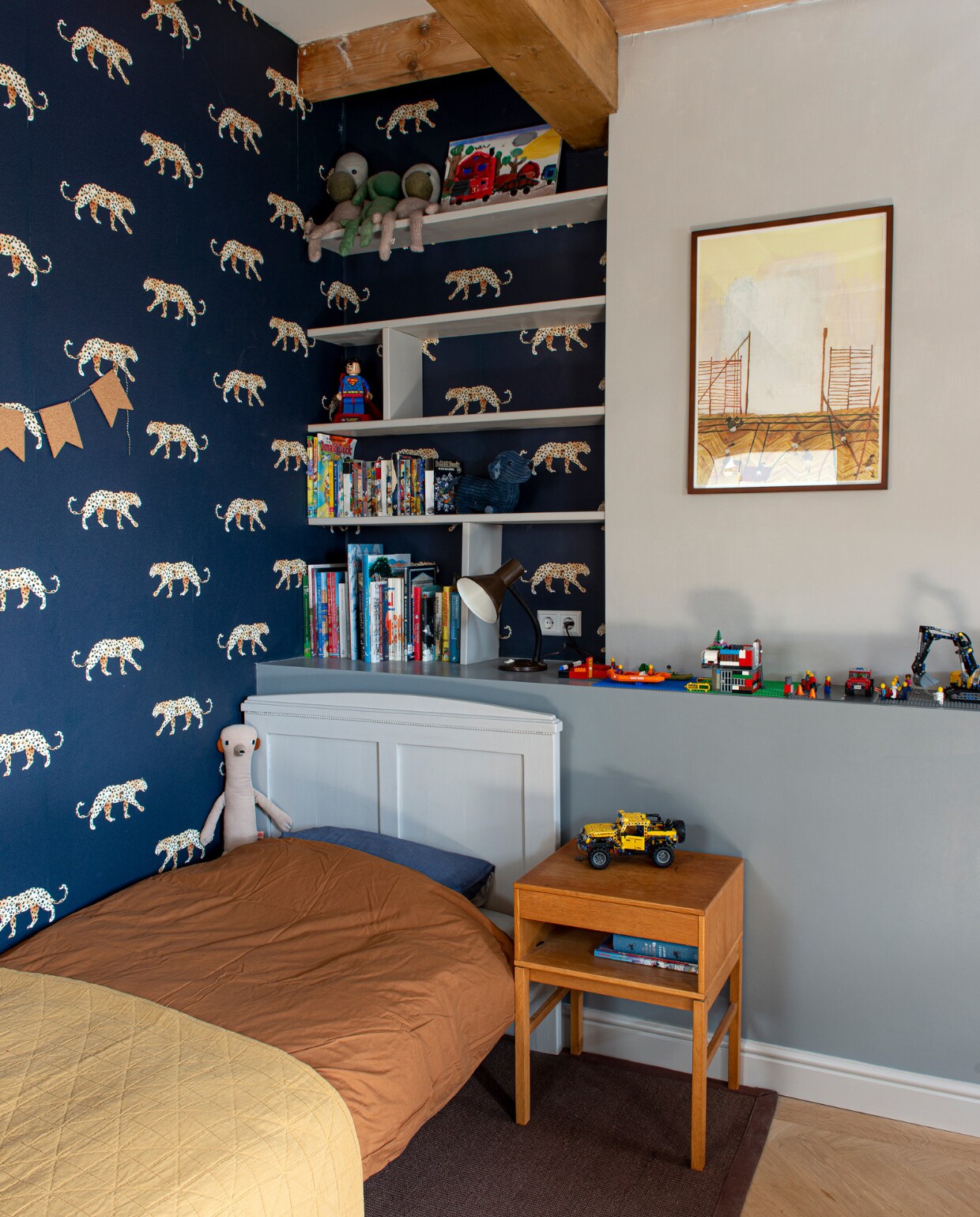 Behang Annet Weelink. Verfkleuren Lead Colour en French Grey van Little Greene. Poster Fine Little Day. Bed Tante Brocante, geverfd in French Grey van Little Greene. Dekbed H&amp;M Home. Sprei Camomile London. Nachtkastje Flint &amp; Philip. Vloerkleed Benuta. vtwonen special binnenkijken 03-2023 | productie De Binnenkijkers | styling Jeske Weel  fotografie Caroline Coehorst