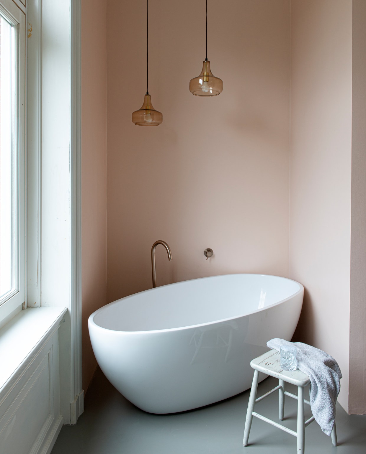 Verfkleur Mushroom van Vestingh. Vloer G-vloeren. Lampen Sissy-Boy. Kraan Meir. Kruk vintage. vtwonen special binnenkijken 03-2023 | productie De Binnenkijkers | styling Jeske Weel  fotografie Caroline Coehorst