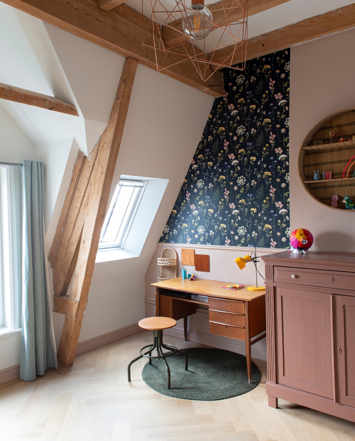 Behang PaperMint. Bureau Hipstyling. Kruk De Machinekamer. Bureaulamp Marktplaats. Vloerkleed H&amp;M Home. Hanglamp Ferm Living. Rieten wandkast Madam Stoltz. Gordijnen Dotshop. Overig onbekend. vtwonen special binnenkijken 03-2023 | productie De Binnenkijkers | styling Jeske Weel  fotografie Caroline Coehorst