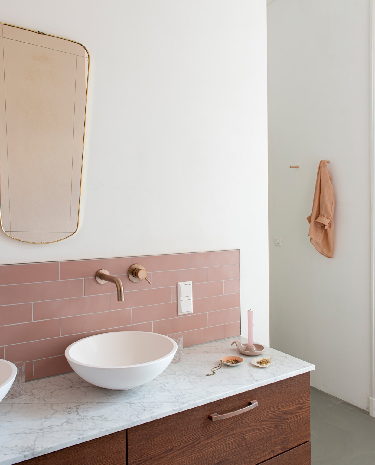 Kast Ikea. Tegels Rose van Winckelmans. Kraan Meir. Spiegel Sprinkelhop. Kandelaar Kahler. vtwonen special binnenkijken 03-2023 | productie De Binnenkijkers | styling Jeske Weel  fotografie Caroline Coehorst
