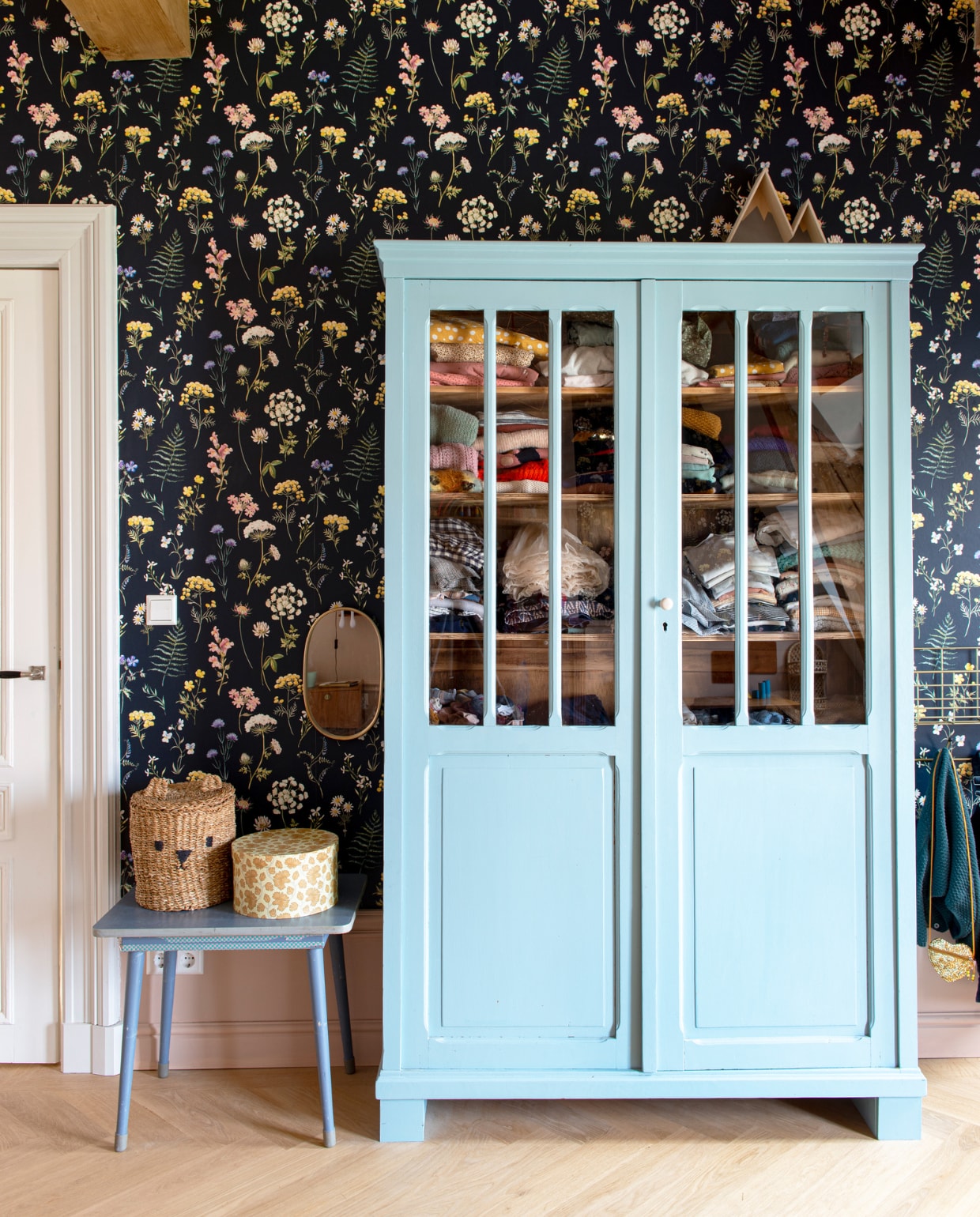 Behang Papermint. Verfkleur plint Desert Rose van Paint &amp; Paper Library. Tweedehands tafel geverfd in Grey Stone en kast geverfd in Pale Wedgwood van Little Greene. Mand H&amp;M Home. Doos Søstrene Grene. Spiegel Smallable. vtwonen special binnenkijken 03-2023 | productie De Binnenkijkers | styling Jeske Weel  fotografie Caroline Coehorst