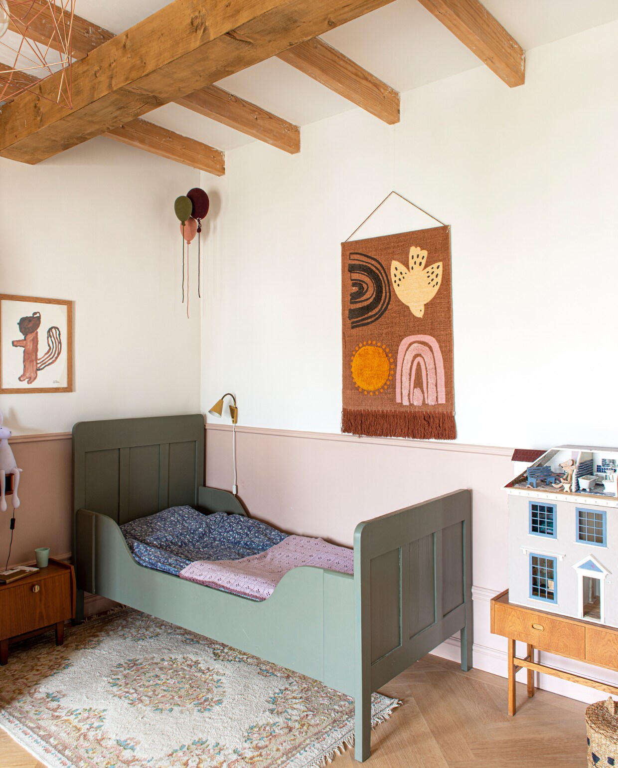 Verfkleur Desert Rose van Paint &amp; Paper Library. Bed Het Inboedelhuis. Dekbed Garbo&amp;Friends. Vloerkleed Hipstyling. Nachtkastje Sprinkelhop. Poster Fine Little Day. Vintage lamp Retro Studio. Wandkleed Studio Loco. Vintage kastje Found in Sweden. Overig onbekend. vtwonen special binnenkijken 03-2023 | productie De Binnenkijkers | styling Jeske Weel  fotografie Caroline Coehorst