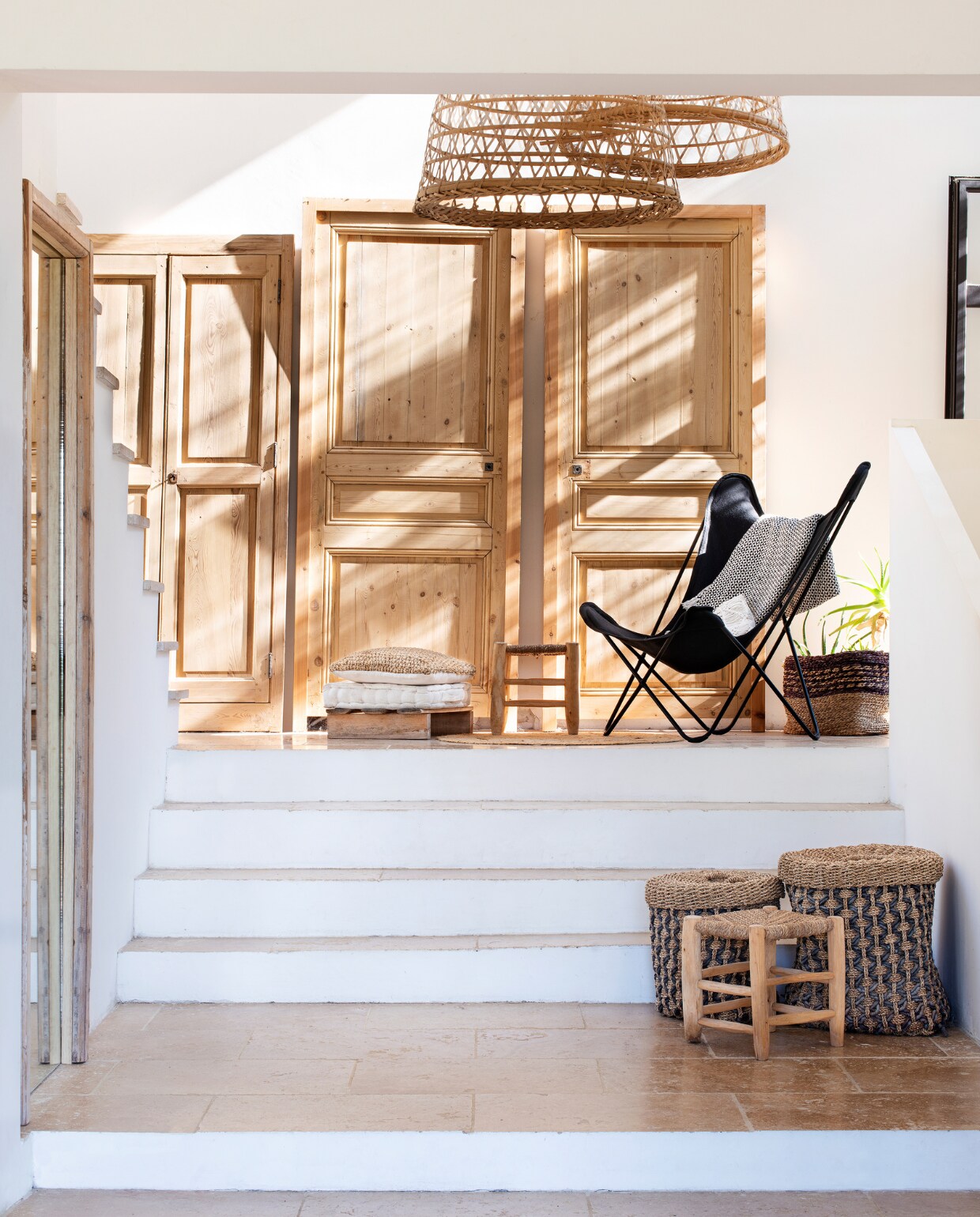 Buitenstoel Ecofurn. Manden Carmen Woman Grasse. Lampen Sia. vtwonen special binnenkijken 06-2022 | productie AC Scoffoni | styling Catherine Cornille | fotografie Patrick Sordoillet