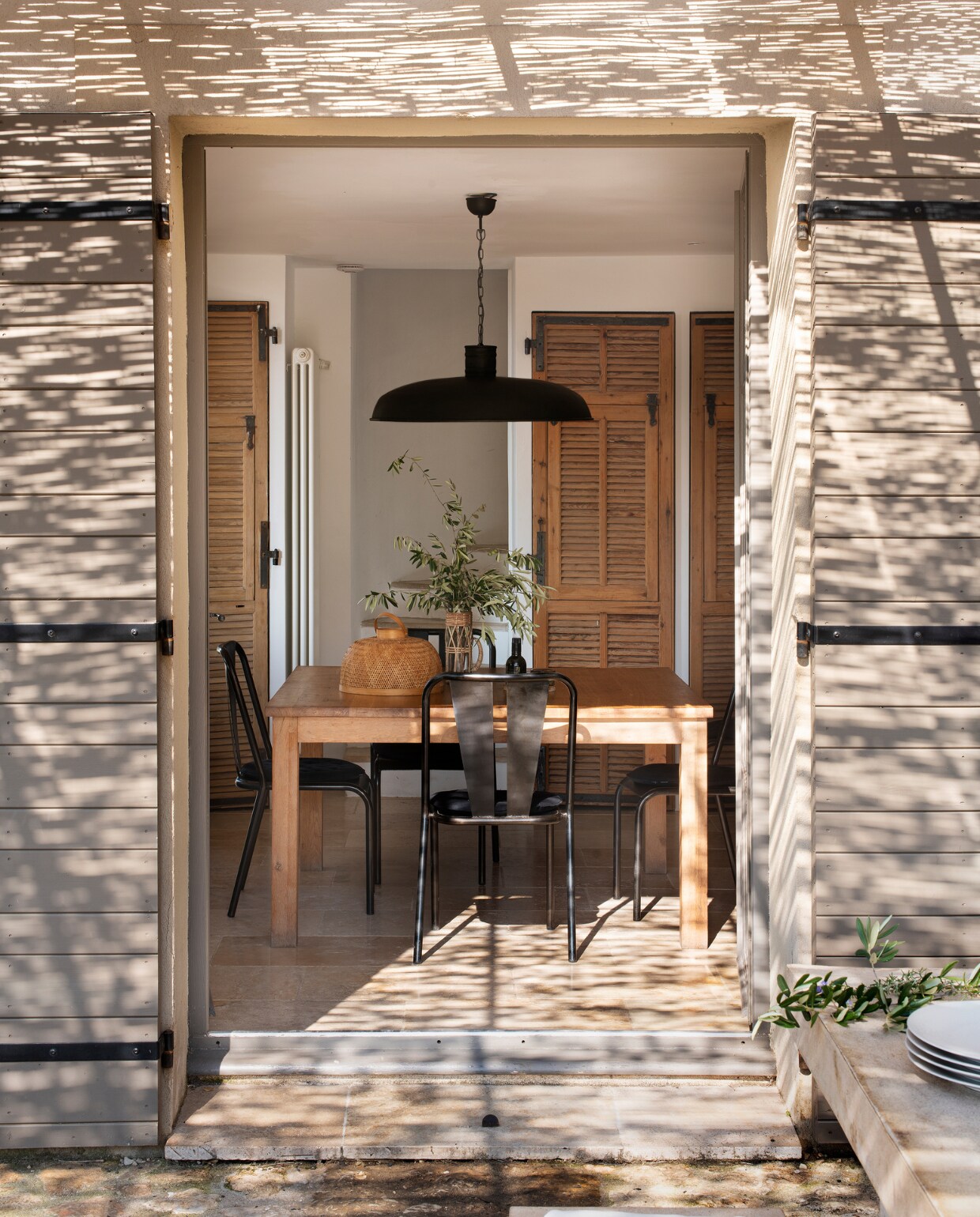 Tafel Ethincraft. Stoelen Athezza. Hanglamp Sia. Louvredeuren La Maison Pernoise. Overig hand-gemaakt of onbekend. vtwonen special binnenkijken 06-2022 | productie AC Scoffoni | styling Catherine Cornille | fotografie Patrick Sordoillet