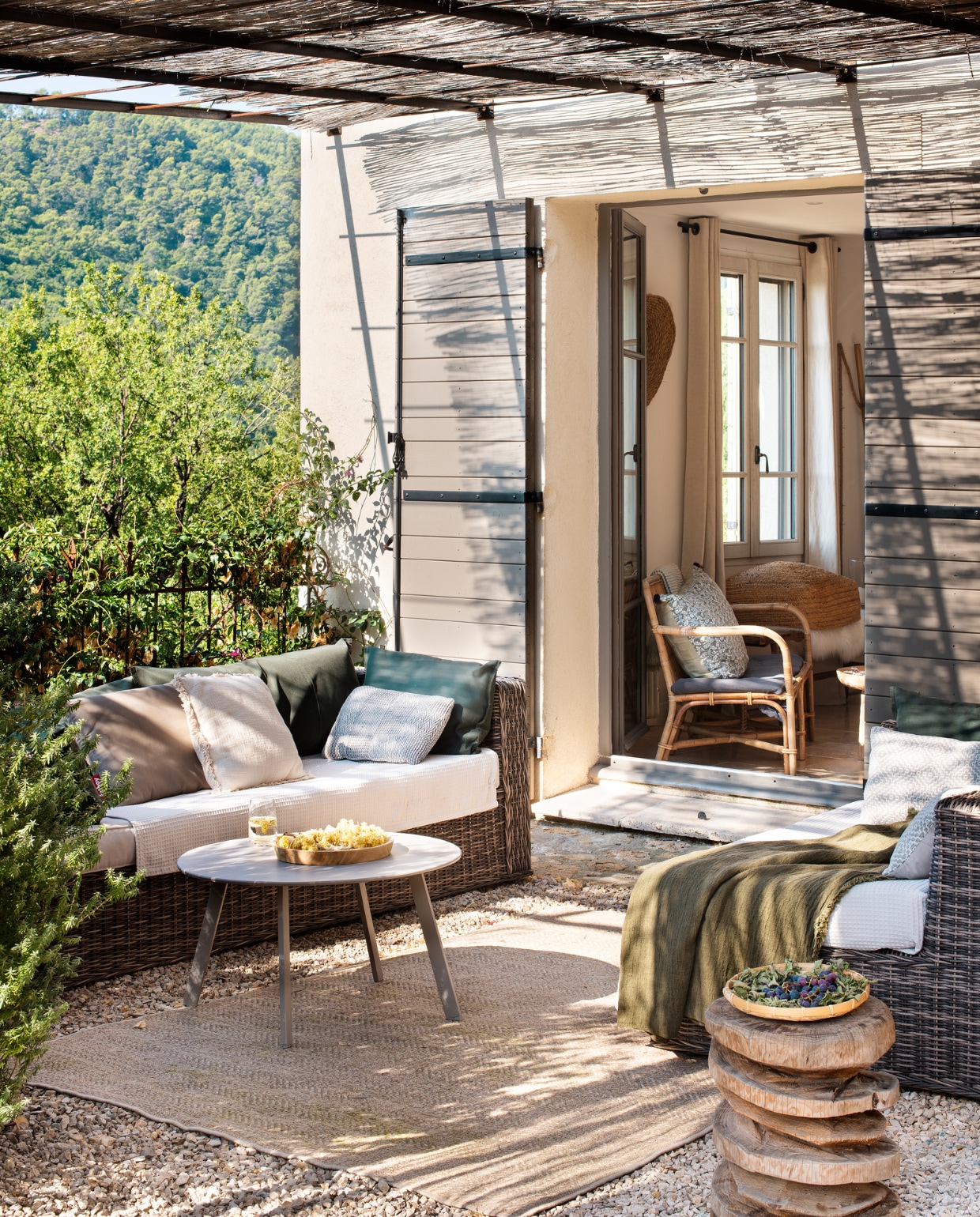 Buitenmeubels Bastide. Kussens Harmony Textiles. Plaid Maison de Vacances. Bijzettafel Halo Concept. Rotanbank handgemaakt. Overig onbekend. vtwonen special binnenkijken 06-2022 | productie AC Scoffoni | styling Catherine Cornille | fotografie Patrick Sordoillet