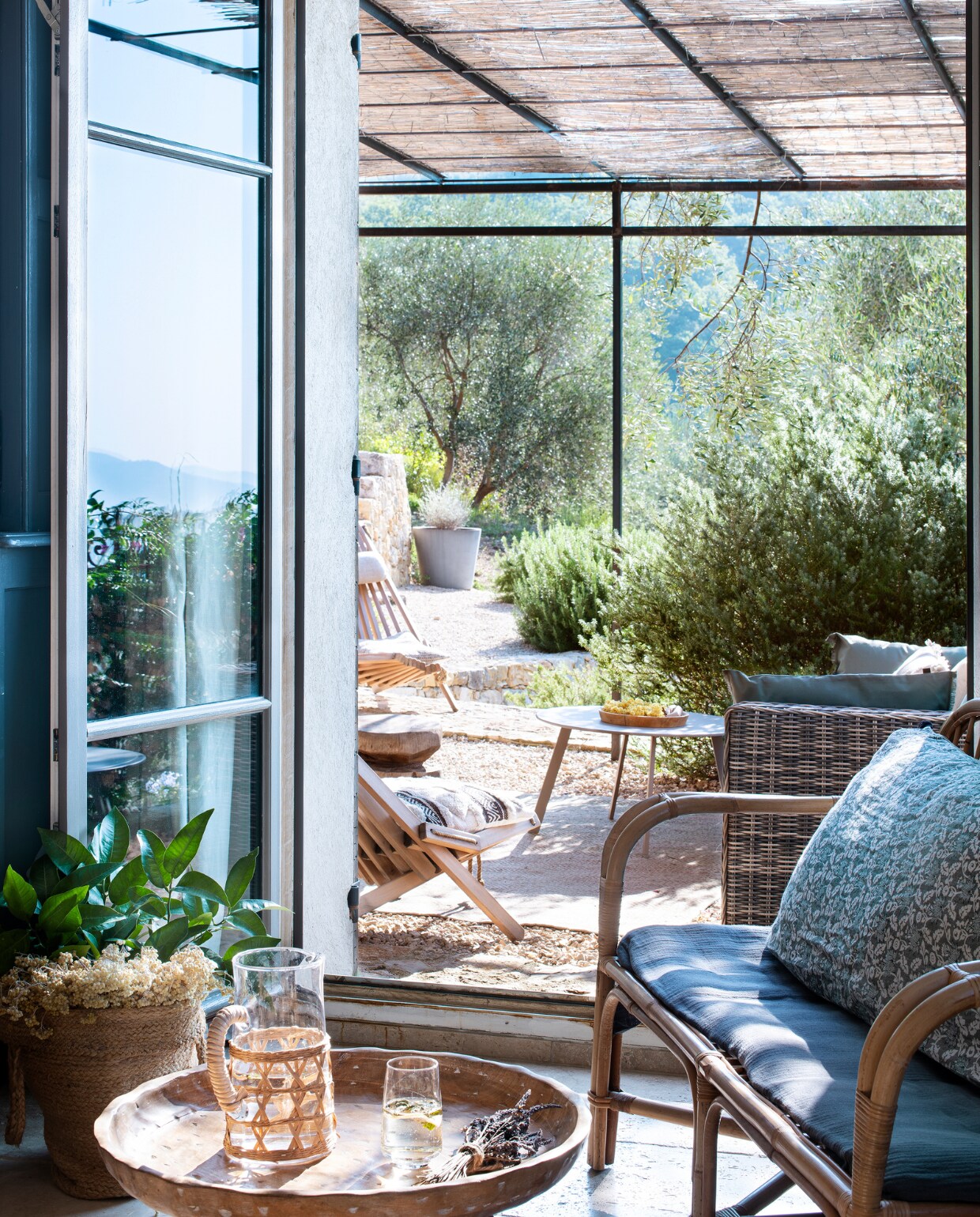 Rotanbank handgemaakt. Buitenstoelen Ecofurn. Overig onbekend. vtwonen special binnenkijken 06-2022 | productie AC Scoffoni | styling Catherine Cornille | fotografie Patrick Sordoillet