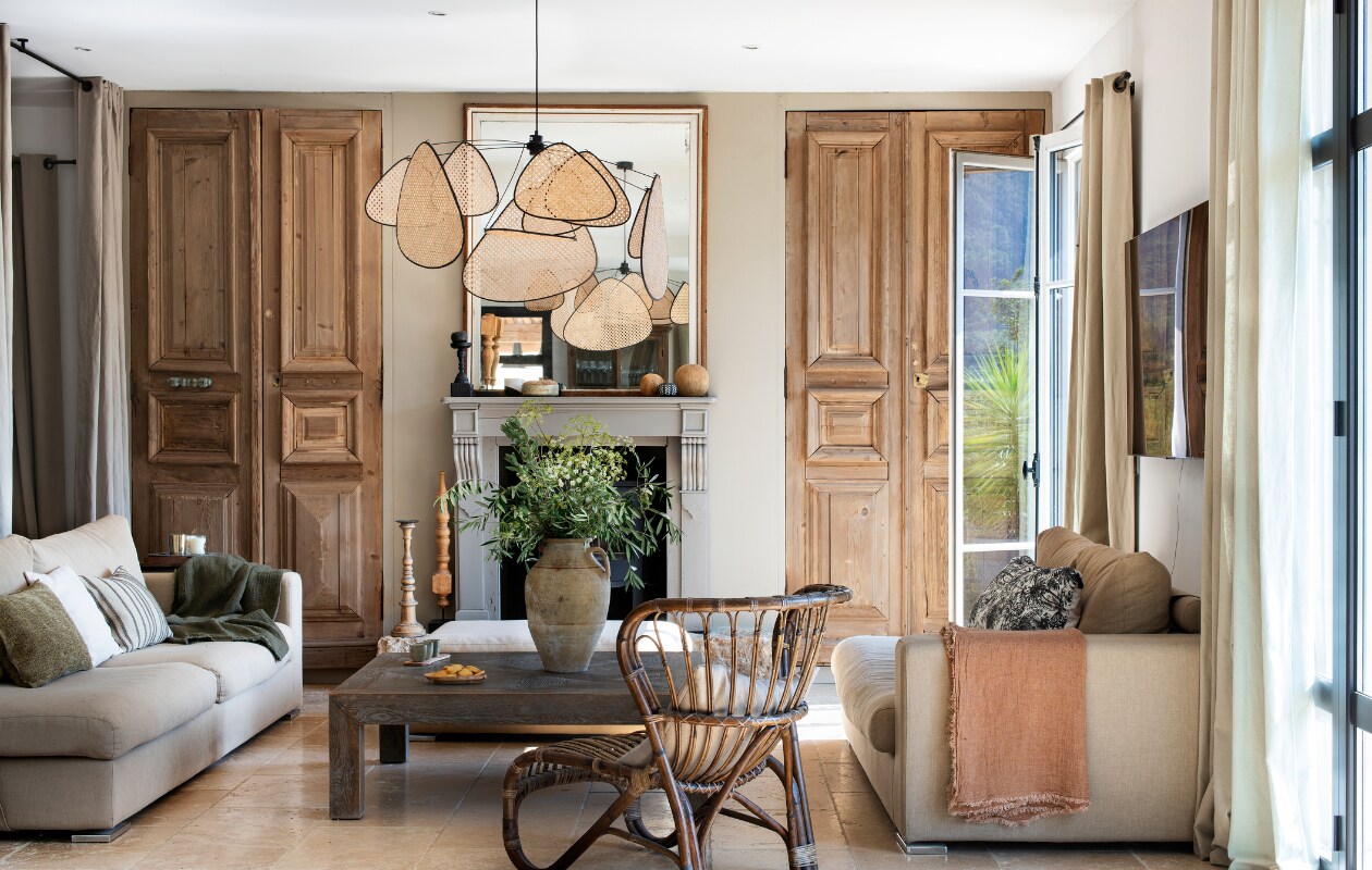 Bank, kussens en plaid Maison de Vacances. Lamp, salontafel en stoel tweedehands. Lamp Screen Cannage van Market Set. Kandelaars Halo Concept. Deuren La Maison Pernoise. Overig onbekend. vtwonen special binnenkijken 06-2022 | productie AC Scoffoni | styling Catherine Cornille | fotografie Patrick Sordoillet