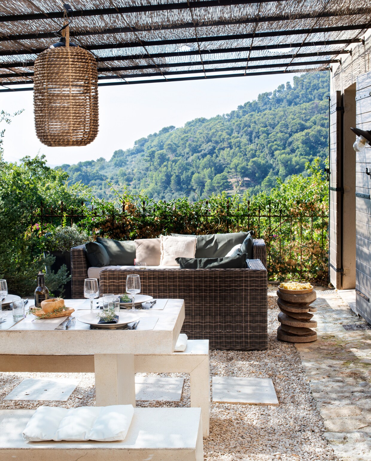 Buitenmeubels Bastide. Kussens Harmony Textiles. Plaid Maison de Vacances. Bijzettafel Halo Concept. Lantaarns Casa. vtwonen special binnenkijken 06-2022 | productie AC Scoffoni | styling Catherine Cornille | fotografie Patrick Sordoillet
